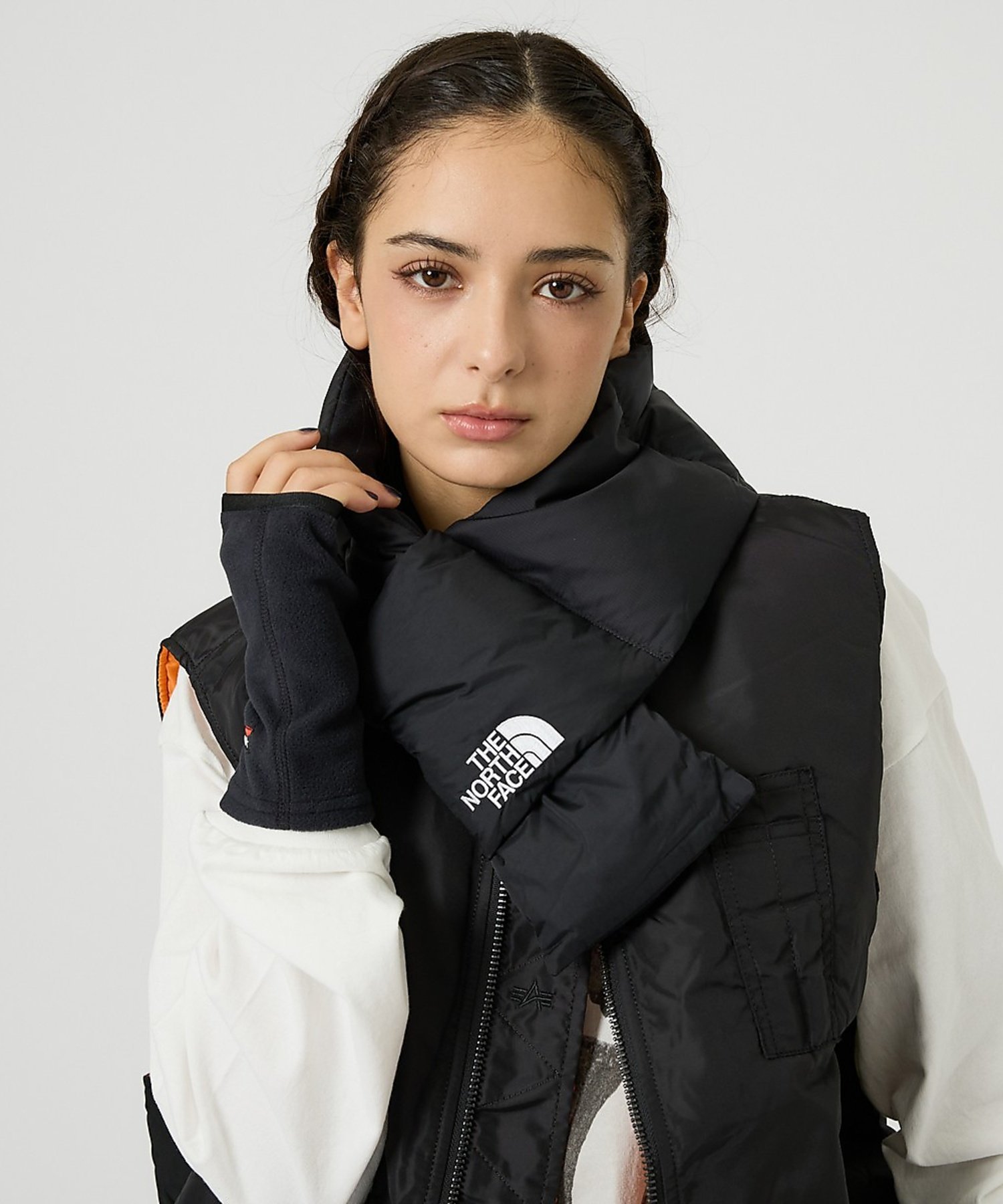 ABAHOUSE（アバハウス）【THE NORTH FACE / ザ・ノースフェイス】ヌプシマフラー / Nu【デザイン】THENORTHFACEを代表する「Nuptse」シリーズのデザインを落とし込んだ、保温性に優れたダウンマフラー。ボリューム感のあるシルエットが首元をしっかり包み込み、冬のスタイリングにアウトドアテイストをプラスします。片側をホールに通すだけで簡単に着脱できる差し込みタイプを採用。結び直す手間がなく、すっきりとした見た目で着用できます。さらに、本体をコンパクトに収納できるパッカブル仕様のため、バッグに入れて持ち運びやすく、外出先でも活躍します。【素材】表地には、はっ水加工を施した50デニールのリサイクルナイロンリップストップを採用。軽量ながら耐久性に優れ、小雨や雪の日にも対応します。中わたには650フィルパワーの「GreenRecycledCLEANDOWN」を使用し、高い保温性と軽やかな着け心地を実現。肌に触れる裏地には起毛トリコットを配し、やさしい肌触りで暖かさをキープします。【コーディネート】ダウンジャケットやマウンテンパーカーなどのアウトドアスタイルはもちろん、コートなどのきれいめスタイルにも好相性。ユニセックスで使えるシンプルなデザインは、通勤・通学から旅行、キャンプまで幅広いシーンで活躍します。機能性とデザイン性を兼ね備えた一枚は、ご自身用にはもちろん、大切な方へのギフトにもおすすめ。寒い季節の定番アイテムとして長く愛用できるダウンマフラーです。【THENORTHFACE（ザ・ノース・フェイス）】1966年にアメリカで誕生したアウトドアブランド。高い機能性と洗練されたデザインを兼ね備え、アウトドアからタウンユースまで幅広いシーンで支持されています。機能美を追求したプロダクトは、現代のライフスタイルにもフィットする普遍的な魅力を持っています。型番：04530078013-7I-3B SM7310【採寸】サイズ:F,タテ:95cm,ヨコ:14cm商品のサイズについて【商品詳細】ベトナム素材：＜表側生地・裏側左右生地＞50D Recycled Nylon Ripstop with DWR（ナイロン100％）＜裏側中生地＞起毛トリコット（ポリエステル100％）サイズ：F※画面上と実物では多少色具合が異なって見える場合もございます。ご了承ください。商品のカラーについてABAHOUSE（アバハウス）【THE NORTH FACE / ザ・ノースフェイス】ヌプシマフラー / Nu【デザイン】THENORTHFACEを代表する「Nuptse」シリーズのデザインを落とし込んだ、保温性に優れたダウンマフラー。ボリューム感のあるシルエットが首元をしっかり包み込み、冬のスタイリングにアウトドアテイストをプラスします。片側をホールに通すだけで簡単に着脱できる差し込みタイプを採用。結び直す手間がなく、すっきりとした見た目で着用できます。さらに、本体をコンパクトに収納できるパッカブル仕様のため、バッグに入れて持ち運びやすく、外出先でも活躍します。【素材】表地には、はっ水加工を施した50デニールのリサイクルナイロンリップストップを採用。軽量ながら耐久性に優れ、小雨や雪の日にも対応します。中わたには650フィルパワーの「GreenRecycledCLEANDOWN」を使用し、高い保温性と軽やかな着け心地を実現。肌に触れる裏地には起毛トリコットを配し、やさしい肌触りで暖かさをキープします。【コーディネート】ダウンジャケットやマウンテンパーカーなどのアウトドアスタイルはもちろん、コートなどのきれいめスタイルにも好相性。ユニセックスで使えるシンプルなデザインは、通勤・通学から旅行、キャンプまで幅広いシーンで活躍します。機能性とデザイン性を兼ね備えた一枚は、ご自身用にはもちろん、大切な方へのギフトにもおすすめ。寒い季節の定番アイテムとして長く愛用できるダウンマフラーです。【THENORTHFACE（ザ・ノース・フェイス）】1966年にアメリカで誕生したアウトドアブランド。高い機能性と洗練されたデザインを兼ね備え、アウトドアからタウンユースまで幅広いシーンで支持されています。機能美を追求したプロダクトは、現代のライフスタイルにもフィットする普遍的な魅力を持っています。型番：04530078013-7I-3B SM7310【採寸】サイズ:F,タテ:95cm,ヨコ:14cm商品のサイズについて【商品詳細】ベトナム素材：＜表側生地・裏側左右生地＞50D Recycled Nylon Ripstop with DWR（ナイロン100％）＜裏側中生地＞起毛トリコット（ポリエステル100％）サイズ：F※画面上と実物では多少色具合が異なって見える場合もございます。ご了承ください。商品のカラーについて