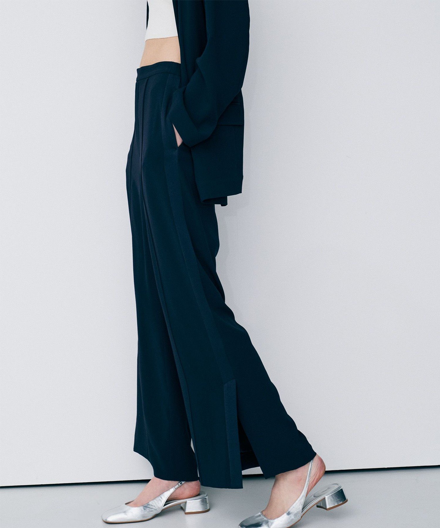 uncrave バックサテンジョーゼット フレアパンツ アンクレイヴ パンツ その他のパンツ ネイビー ベージュ ブラック