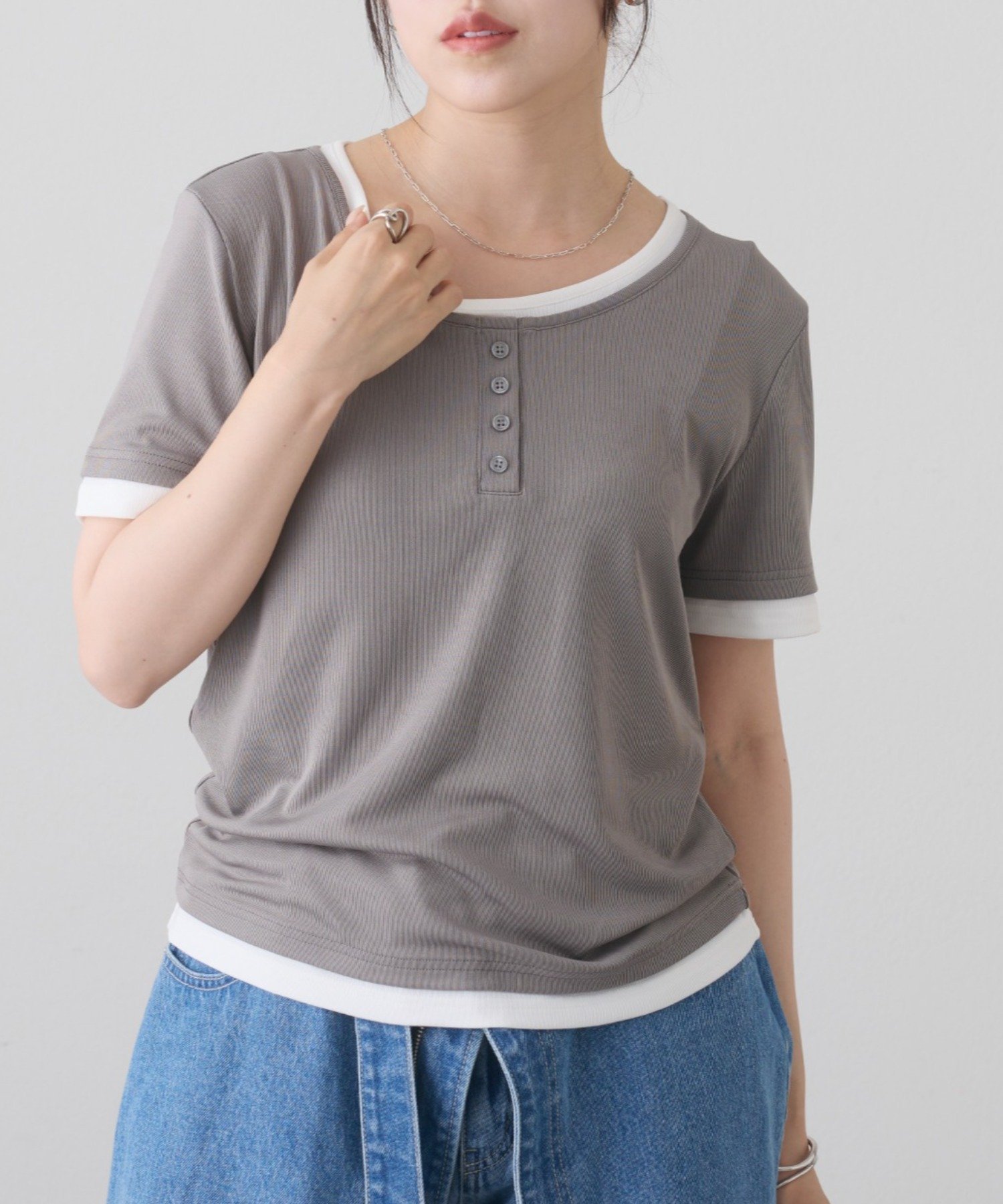 レイヤード風ヘンリーネックTシャツ コロニー トゥーワンスリーナイン トップス カットソー・Tシャツ グレー ブラック