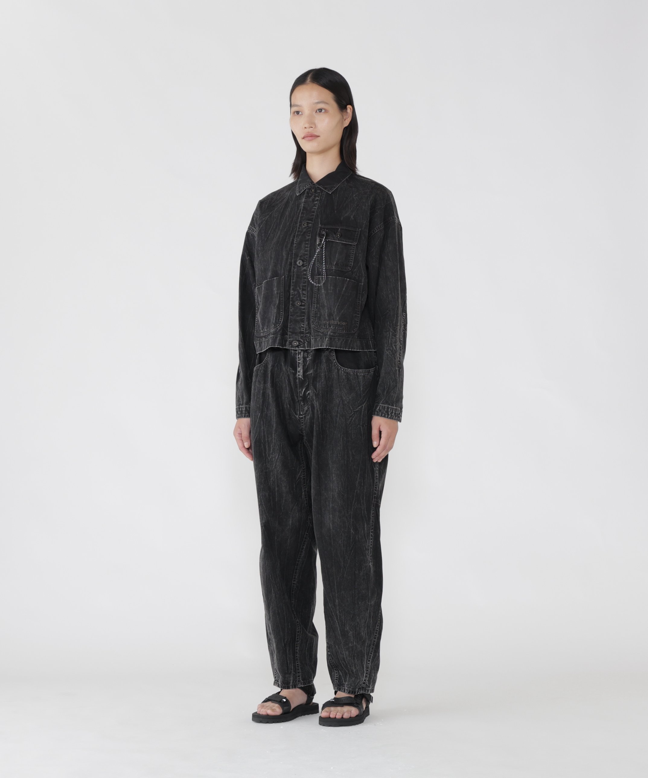and wander bleach twill wide pants アンドワンダー パンツ その他のパンツ ブラック【送料無料】