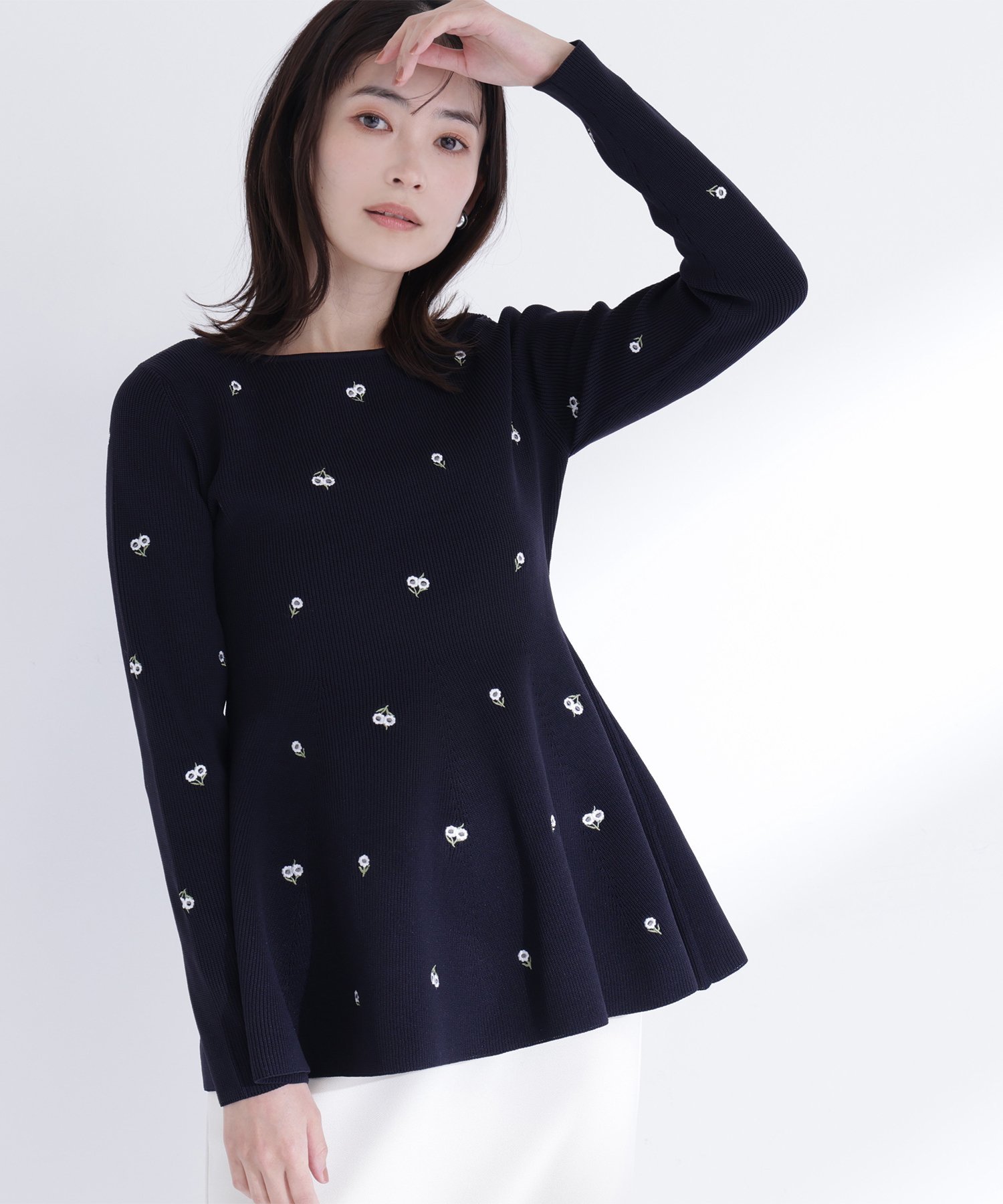 NATURAL BEAUTY BASIC ＜一部店舗・mix.tokyo 限定カラー:ネイビーベース2＞刺繍ペプラムニット ナチュラルビューティベーシック トップス ニット ネイビー ブルー