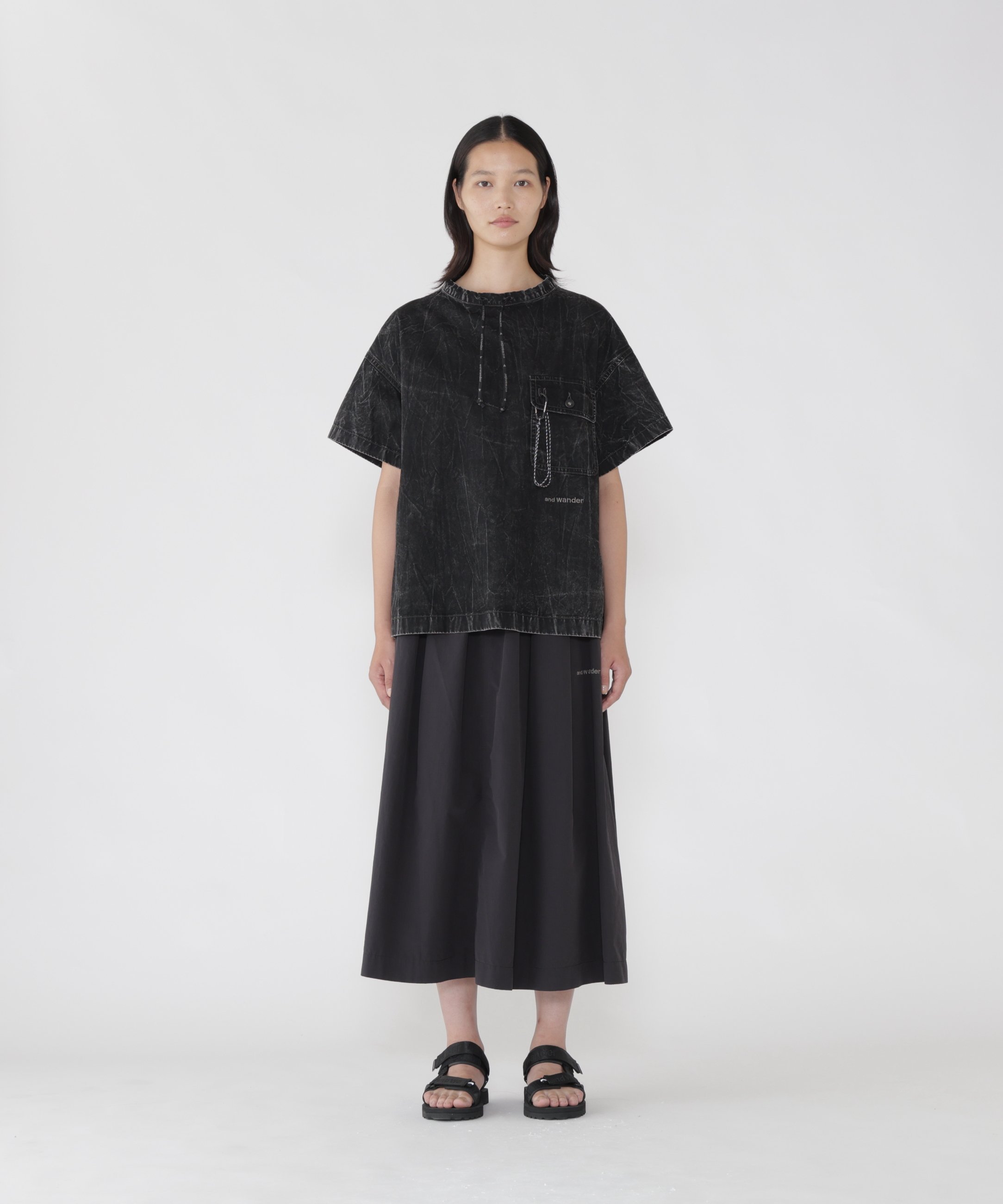 and wander bleach twill T (W) アンドワンダー トップス カットソー・Tシャツ ブラック【送料無料】