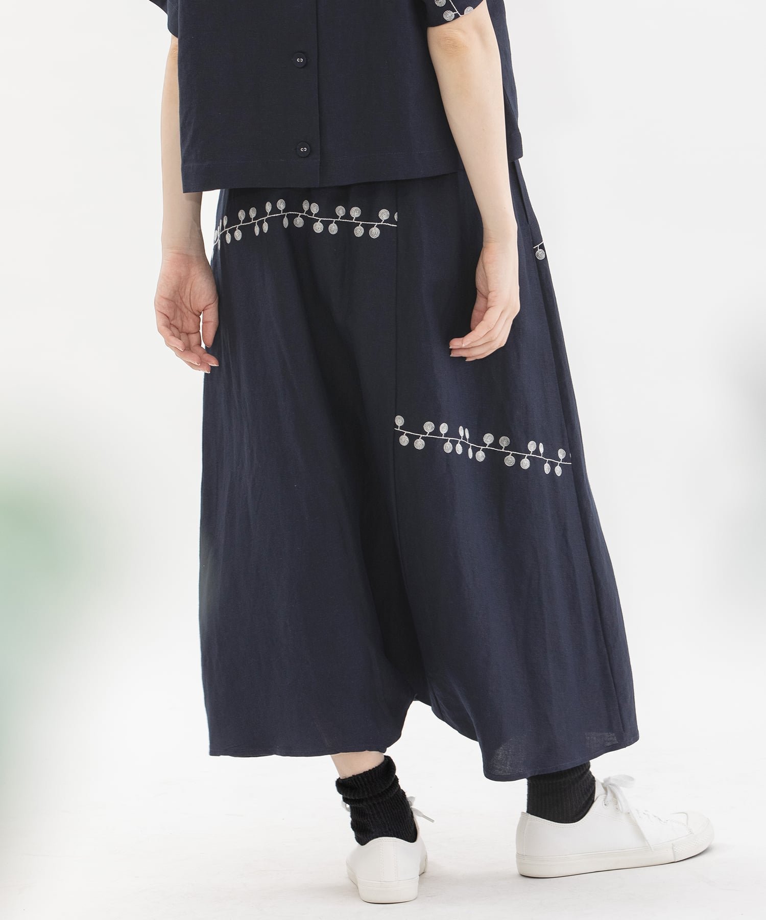 nop de nod リネンレーヨンライン刺繍サルエルパンツ プードゥードゥー パンツ その他のパンツ ネイビー ブラック