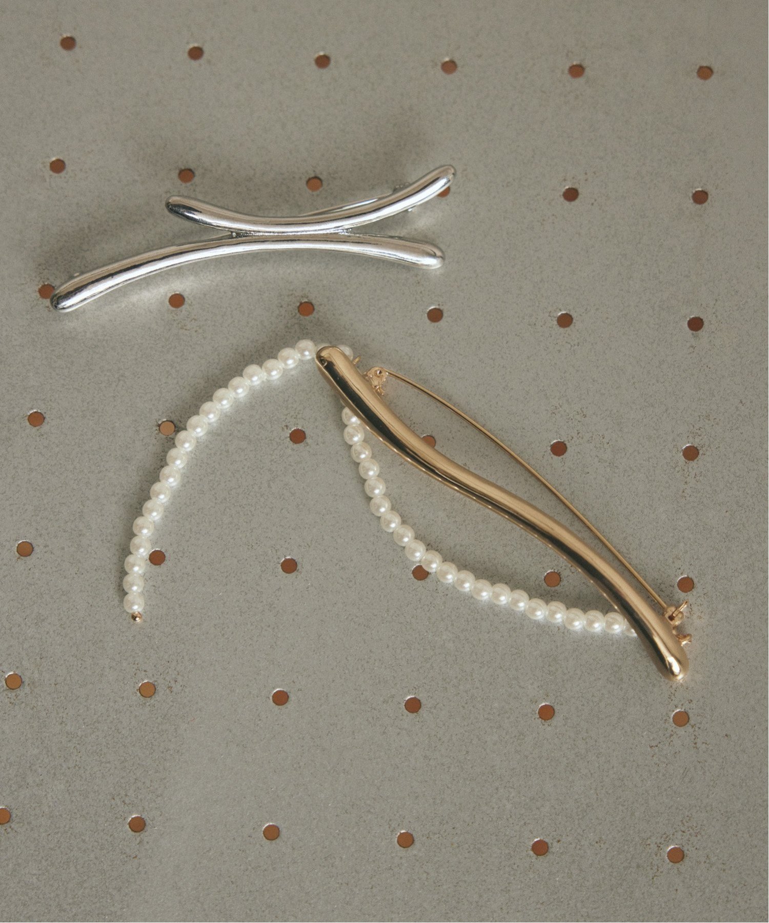 GOLDY メタル ライン ハング パール ブローチ ゴールディ アクセサリー・腕時計 ブローチ・コサージュ・バッジ シルバー ゴールド