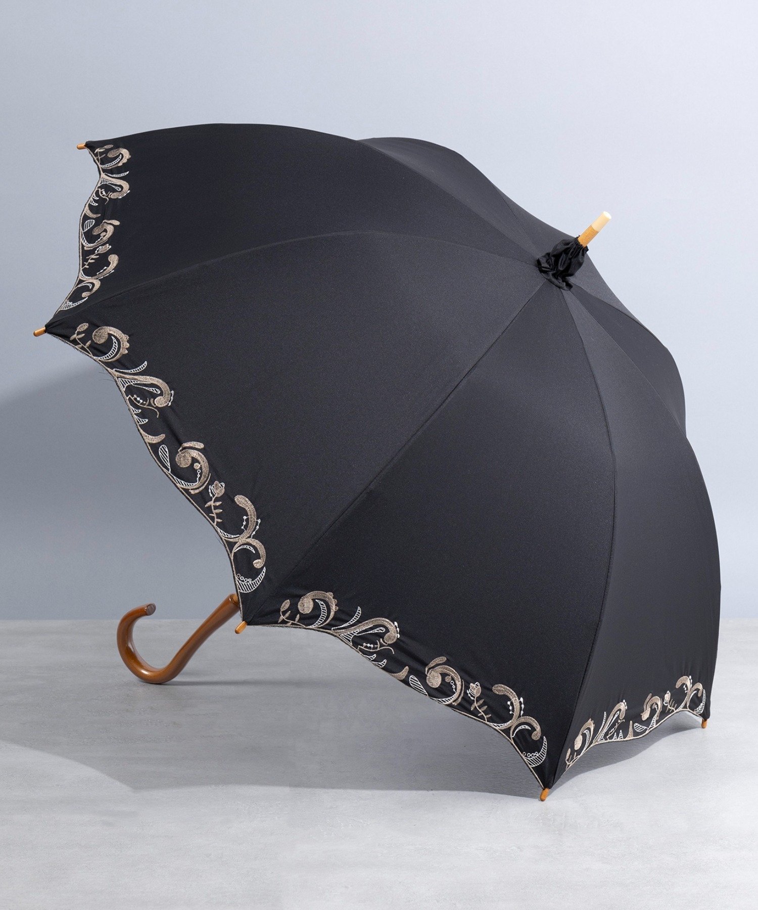 SETUP7（セットアップセブン）SETUP7/(U)刺繍デザイン UVカット 晴雨兼用 超撥水 かわず張り 長傘 日傘 紫外線対策 遮光 熱中症対策エレガントな刺繍の縁取りが上品な印象に仕上げてくれる日傘。これからの季節の紫外線対策にマストハブなアイテムは、お洋服に馴染みやすいデザインをセレクトするとサッと使えて汎用度もアップ。木目調の持ち手が、ナチュラルテイストのアクセントに◎。型番：223502897-BK-FRE KZ1323【採寸】サイズ長さ親骨FREE83.0cm55cm商品のサイズについて【商品詳細】中国素材：傘生地の組成:ポリエステル100%サイズ：FREE※画面上と実物では多少色具合が異なって見える場合もございます。ご了承ください。商品のカラーについて 【予約商品について】 ※「先行予約販売中」「予約販売中」をご注文の際は予約商品についてをご確認ください。SETUP7（セットアップセブン）SETUP7/(U)刺繍デザイン UVカット 晴雨兼用 超撥水 かわず張り 長傘 日傘 紫外線対策 遮光 熱中症対策エレガントな刺繍の縁取りが上品な印象に仕上げてくれる日傘。これからの季節の紫外線対策にマストハブなアイテムは、お洋服に馴染みやすいデザインをセレクトするとサッと使えて汎用度もアップ。木目調の持ち手が、ナチュラルテイストのアクセントに◎。型番：223502897-BK-FRE KZ1323【採寸】サイズ長さ親骨FREE83.0cm55cm商品のサイズについて【商品詳細】中国素材：傘生地の組成:ポリエステル100%サイズ：FREE※画面上と実物では多少色具合が異なって見える場合もございます。ご了承ください。商品のカラーについて 【予約商品について】 ※「先行予約販売中」「予約販売中」をご注文の際は予約商品についてをご確認ください。■重要なお知らせ※ 当店では、ギフト配送サービス及びラッピングサービスを行っておりません。ご注文者様とお届け先が違う場合でも、タグ（値札）付「納品書 兼 返品連絡票」同梱の状態でお送り致しますのでご了承ください。 ラッピング・ギフト配送について※ 2点以上ご購入の場合、全ての商品が揃い次第一括でのお届けとなります。お届け予定日の異なる商品をお買い上げの場合はご注意下さい。お急ぎの商品がございましたら分けてご購入いただきますようお願い致します。発送について ※ 買い物カートに入れるだけでは在庫確保されませんのでお早めに購入手続きをしてください。当店では在庫を複数サイトで共有しているため、同時にご注文があった場合、売切れとなってしまう事がございます。お手数ですが、ご注文後に当店からお送りする「ご注文内容の確認メール」をご確認ください。ご注文の確定について ※ Rakuten Fashionの商品ページに記載しているメーカー希望小売価格は、楽天市場「商品価格ナビ」に登録されている価格に準じています。 商品の価格についてSETUP7SETUP7の傘・長傘ファッション雑貨ご注文・お届けについて発送ガイドラッピンググッズ3,980円以上送料無料ご利用ガイド