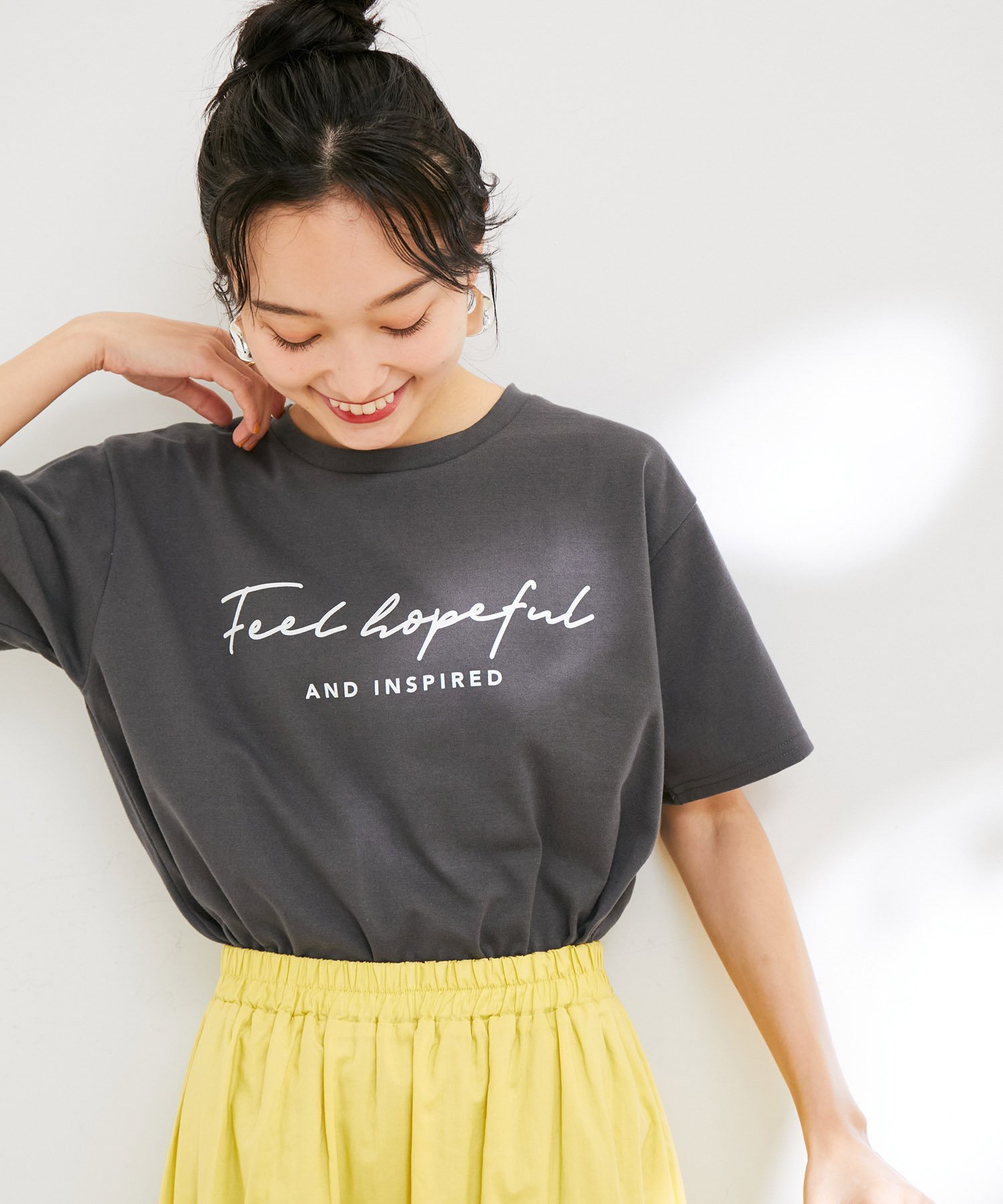 ViS 【洗える】アソートロゴクルーネックTシャツ ビス トップス カットソー・Tシャツ ブラック ホワイト イエローのサムネイル