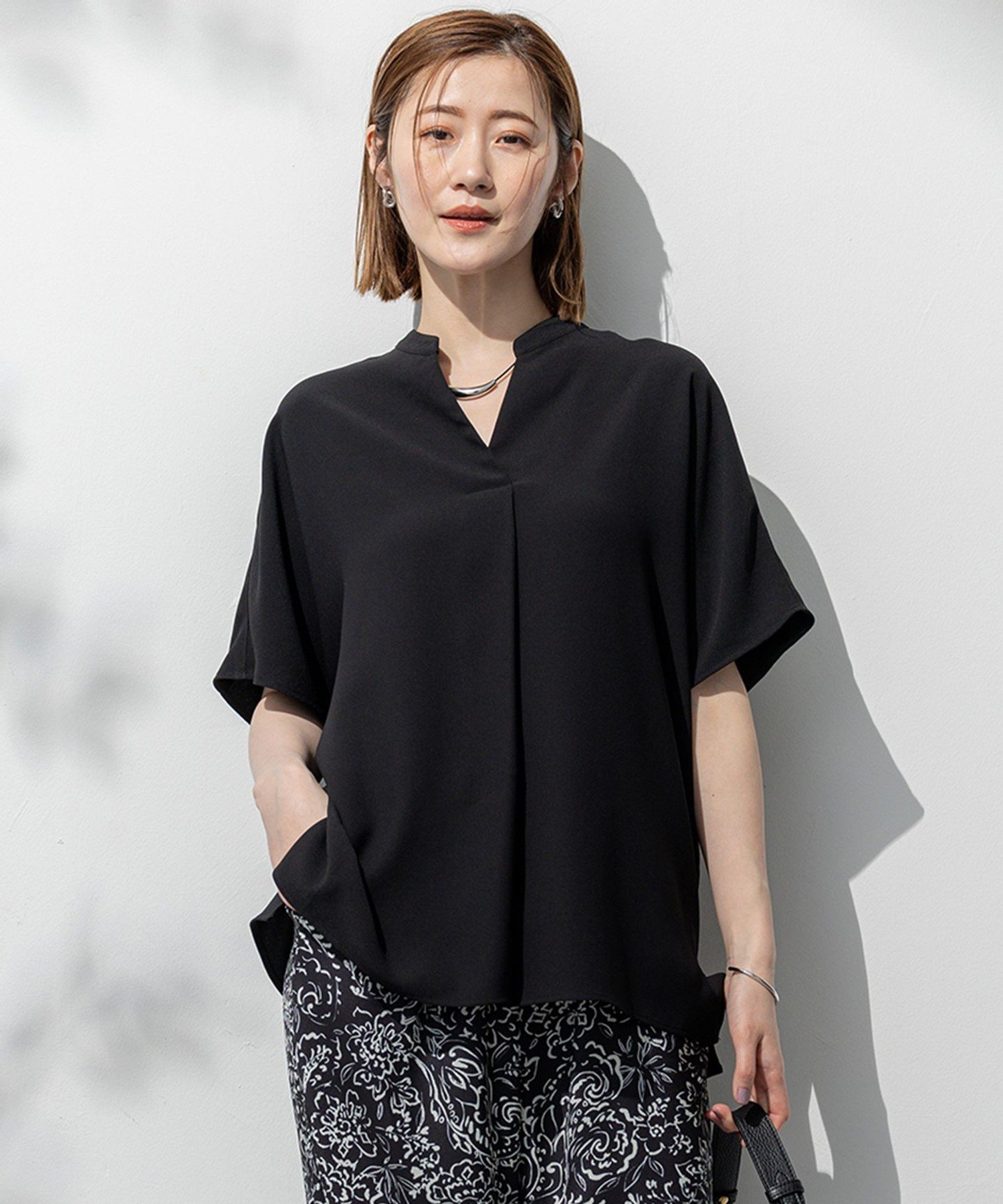 23区 【吸水速乾/UVカット/接触冷感】ストレッチジョーゼット バンドカラー カットソー ニジュウサンク トップス カットソー・Tシャツ ブラック ネイビー