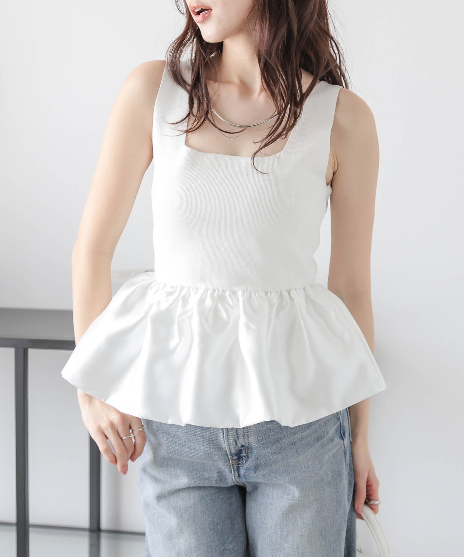 La-gemme シャイニーペプラムトップス ラジュール トップス ノースリーブ・タンクトップ ホワイト ブラック