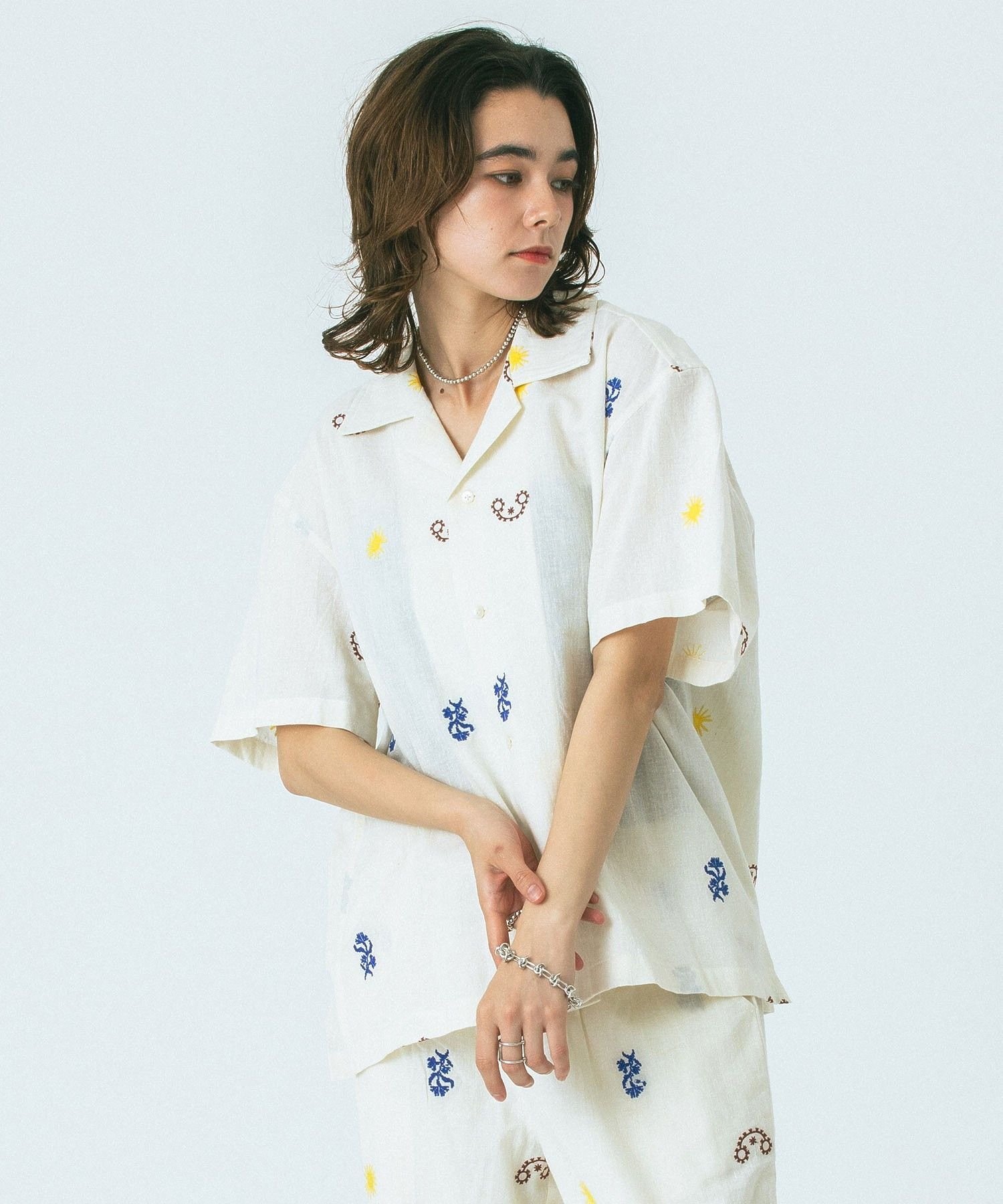 ROSE BUD EMBROIDERED SHIRT ローズバッド トップス カットソー・Tシャツ ホワイト ブラック