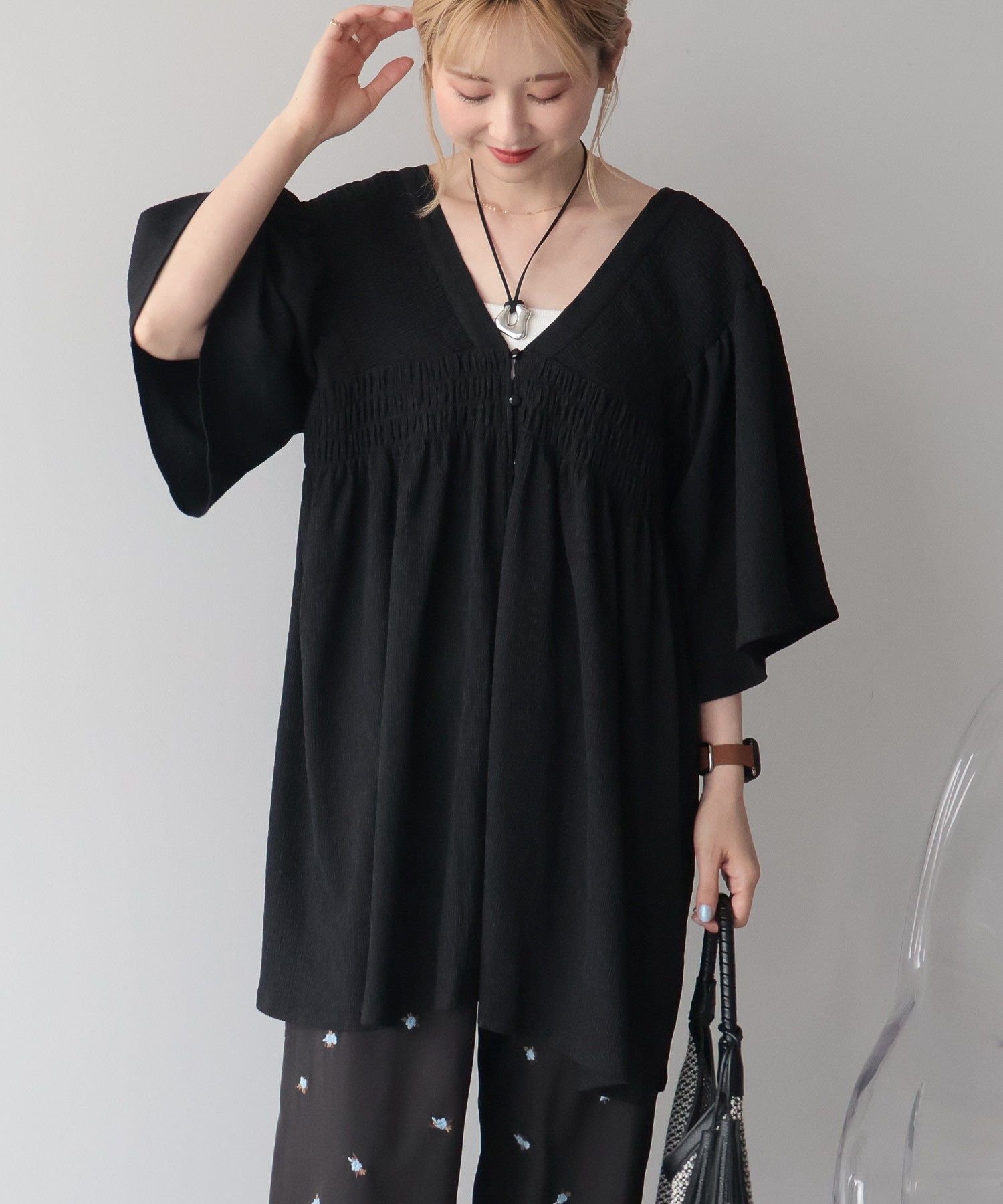 【WEB限定】前後2WAYVネックシャーリングチュニックブラウス【吸水速乾・イージーケア】 アメリカンホリック トップス カットソー・Tシャツ カーキグリーン ブラウン ブラック ホワイト ブルー