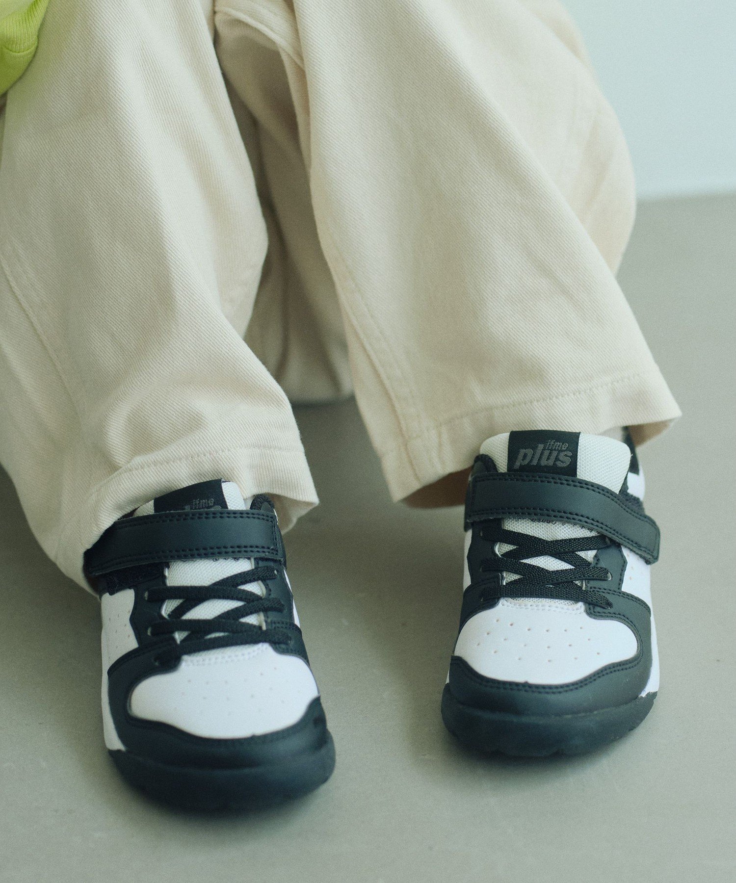 UNITED ARROWS green label relaxing（ユナイテッドアローズ グリーンレーベルリラクシング）【別注】＜IFME＞ バイカラー スニーカー / キッズ 17cm-19cm■greenlabelrelaxing別注アイテム■デザインと履き心地のよさを兼ね備えた、別注スニーカー■デザイン高い人気を誇るキッズシューズブランド＜IFME（イフミー）＞が独自開発した、足の動きに合わせて縦横にしなやかに屈曲する「フレキシブルソール」を採用したスニーカーにカラー別注。ホワイトをベースとしたシックなカラーは、ストリート、カジュアル、モードと幅広いスタイリングを引き立てる、スタイリッシュなバイカラーで仕上げました。足の動きに合わせて曲がりやすいアウトソールを採用し、見た目以上に軽やかな履き心地を実現しています。デザイン性と履きやすさを兼ね備えた一足が、子どもたちの健やかな成長をサポートします。IFME＋(イフミープラス)について：・アウトソール・・前足部がタテ方向にもヨコ方向にも足なりに曲がる設計で、左右前後の動きにフレキシブルに対応。足本来の動きを妨げず、足裏の筋肉を鍛えて、足の健やかな成長をサポートします。・ハグインソール・・ウインドラスソーサー(R)がさらにバージョンアップ。ヒール部のくぼみがかかとをしっかり包み込み、前足部のフレックスラインで屈曲性アップ。元気に動き回るお子さまに最適なインソールです。・アウトサイドストラップ・・脱ぎ履きしやすいように、かかと部分の外側にストラップをつけています。■コーディネートオーバーサイズTシャツやカーゴパンツを合わせたストリートスタイルから、スカートを取り入れたミックスコーデ、モノトーンでまとめたモードな着こなしまで幅広く楽しめる一足です。・20cm-24cmのご用意もございます。（対象品番：38315000005）＜IFME（イフミー）＞子どもたちの足や歩行などだけでなく、とりまく生活習慣や環境にも目を向け、“理想の子ども靴”づくりに力を注ぐ子どもたちの足を健やかに育むイフミーの変わらないコンセプトです【注意事項】※商品に「取り扱い上の注意書き」、「洗濯表示」がございます場合は、使用前に必ずご確認ください。※商品画像は、光の当たり具合やパソコンなどの閲覧環境により、実際の色味と異なって見える場合がございます。あらかじめご了承ください。※商品の色味の目安は、商品単体の画像をご参照ください。※シューズの重量は、シューズ本体のみ両足の重量となります。箱や付属品は計測に含まれません。※商品に不良が無い場合、包装紙および箱の破損がございましても発送いたします。あらかじめご了承ください。店舗へお問い合わせの際は、全国のgreenlabelrelaxing各店舗まで下記の品名/品番をお申し付けください。品名：EXIFME17-19品番：38315000005型番：38315000005-09-65 SR4330【採寸】17cm：対応センチ17 重量(g)24018cm：対応センチ18 重量(g)-19cm：対応センチ19 重量(g)-商品のサイズについて【商品詳細】-素材：-サイズ：17cm、18cm、19cm-※画面上と実物では多少色具合が異なって見える場合もございます。ご了承ください。商品のカラーについてUNITED ARROWS green label relaxing（ユナイテッドアローズ グリーンレーベルリラクシング）【別注】＜IFME＞ バイカラー スニーカー / キッズ 17cm-19cm■greenlabelrelaxing別注アイテム■デザインと履き心地のよさを兼ね備えた、別注スニーカー■デザイン高い人気を誇るキッズシューズブランド＜IFME（イフミー）＞が独自開発した、足の動きに合わせて縦横にしなやかに屈曲する「フレキシブルソール」を採用したスニーカーにカラー別注。ホワイトをベースとしたシックなカラーは、ストリート、カジュアル、モードと幅広いスタイリングを引き立てる、スタイリッシュなバイカラーで仕上げました。足の動きに合わせて曲がりやすいアウトソールを採用し、見た目以上に軽やかな履き心地を実現しています。デザイン性と履きやすさを兼ね備えた一足が、子どもたちの健やかな成長をサポートします。IFME＋(イフミープラス)について：・アウトソール・・前足部がタテ方向にもヨコ方向にも足なりに曲がる設計で、左右前後の動きにフレキシブルに対応。足本来の動きを妨げず、足裏の筋肉を鍛えて、足の健やかな成長をサポートします。・ハグインソール・・ウインドラスソーサー(R)がさらにバージョンアップ。ヒール部のくぼみがかかとをしっかり包み込み、前足部のフレックスラインで屈曲性アップ。元気に動き回るお子さまに最適なインソールです。・アウトサイドストラップ・・脱ぎ履きしやすいように、かかと部分の外側にストラップをつけています。■コーディネートオーバーサイズTシャツやカーゴパンツを合わせたストリートスタイルから、スカートを取り入れたミックスコーデ、モノトーンでまとめたモードな着こなしまで幅広く楽しめる一足です。・20cm-24cmのご用意もございます。（対象品番：38315000005）＜IFME（イフミー）＞子どもたちの足や歩行などだけでなく、とりまく生活習慣や環境にも目を向け、“理想の子ども靴”づくりに力を注ぐ子どもたちの足を健やかに育むイフミーの変わらないコンセプトです【注意事項】※商品に「取り扱い上の注意書き」、「洗濯表示」がございます場合は、使用前に必ずご確認ください。※商品画像は、光の当たり具合やパソコンなどの閲覧環境により、実際の色味と異なって見える場合がございます。あらかじめご了承ください。※商品の色味の目安は、商品単体の画像をご参照ください。※シューズの重量は、シューズ本体のみ両足の重量となります。箱や付属品は計測に含まれません。※商品に不良が無い場合、包装紙および箱の破損がございましても発送いたします。あらかじめご了承ください。店舗へお問い合わせの際は、全国のgreenlabelrelaxing各店舗まで下記の品名/品番をお申し付けください。品名：EXIFME17-19品番：38315000005型番：38315000005-09-65 SR4330【採寸】17cm：対応センチ17 重量(g)24018cm：対応センチ18 重量(g)-19cm：対応センチ19 重量(g)-商品のサイズについて【商品詳細】-素材：-サイズ：17cm、18cm、19cm-※画面上と実物では多少色具合が異なって見える場合もございます。ご了承ください。商品のカラーについて