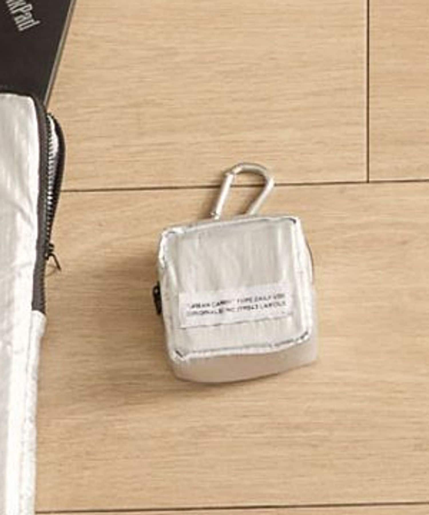 【SALE／5%OFF】LAKOLE メタリックカラビナ付きポーチ ラコレ 財布・ポーチ・ケース ポーチ シルバー ブラック