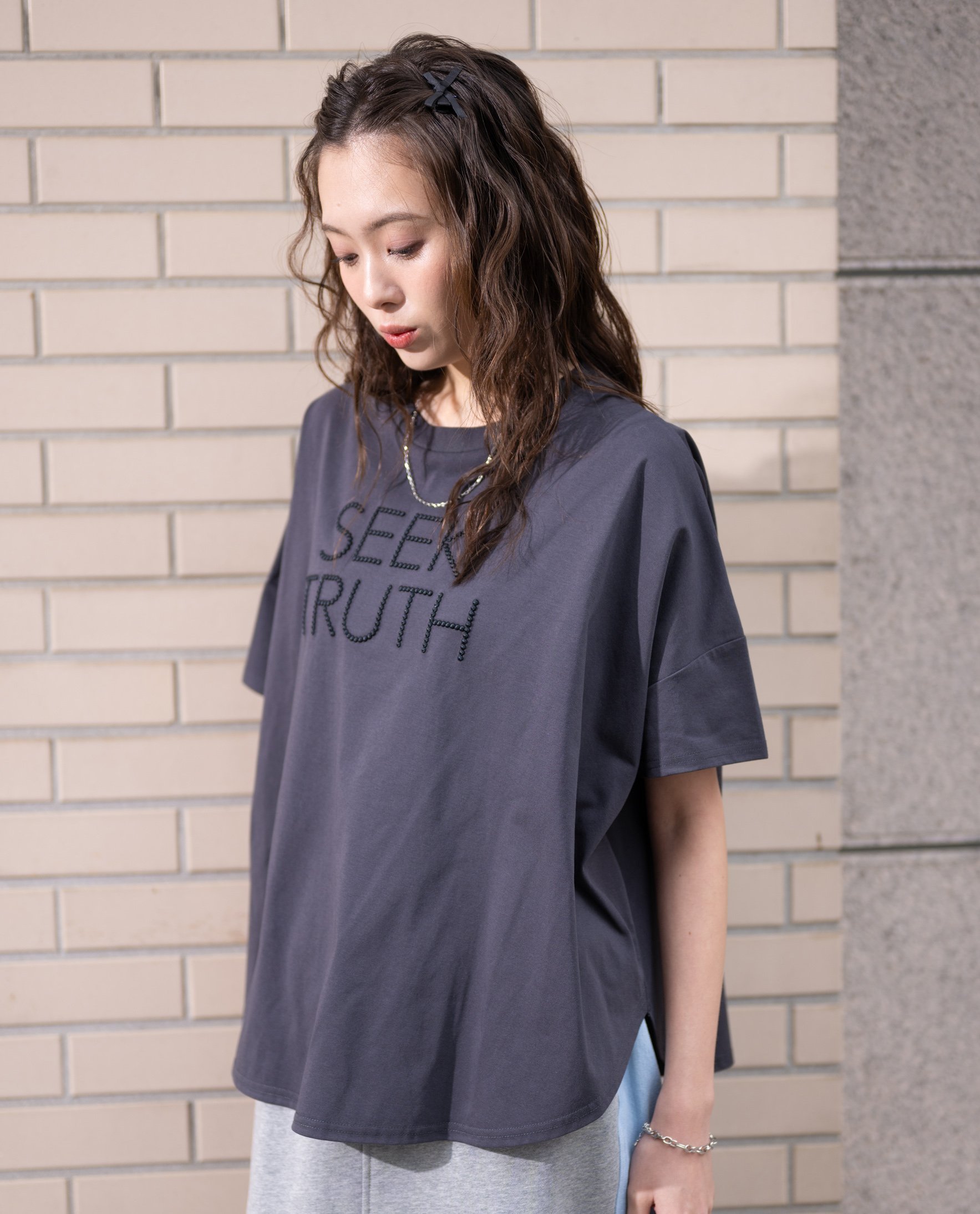 YEVS ドットロゴ刺しゅうドルマンTシャツ【多機能素材】 イーブス トップス カットソー・Tシャツ ホワイト グレー