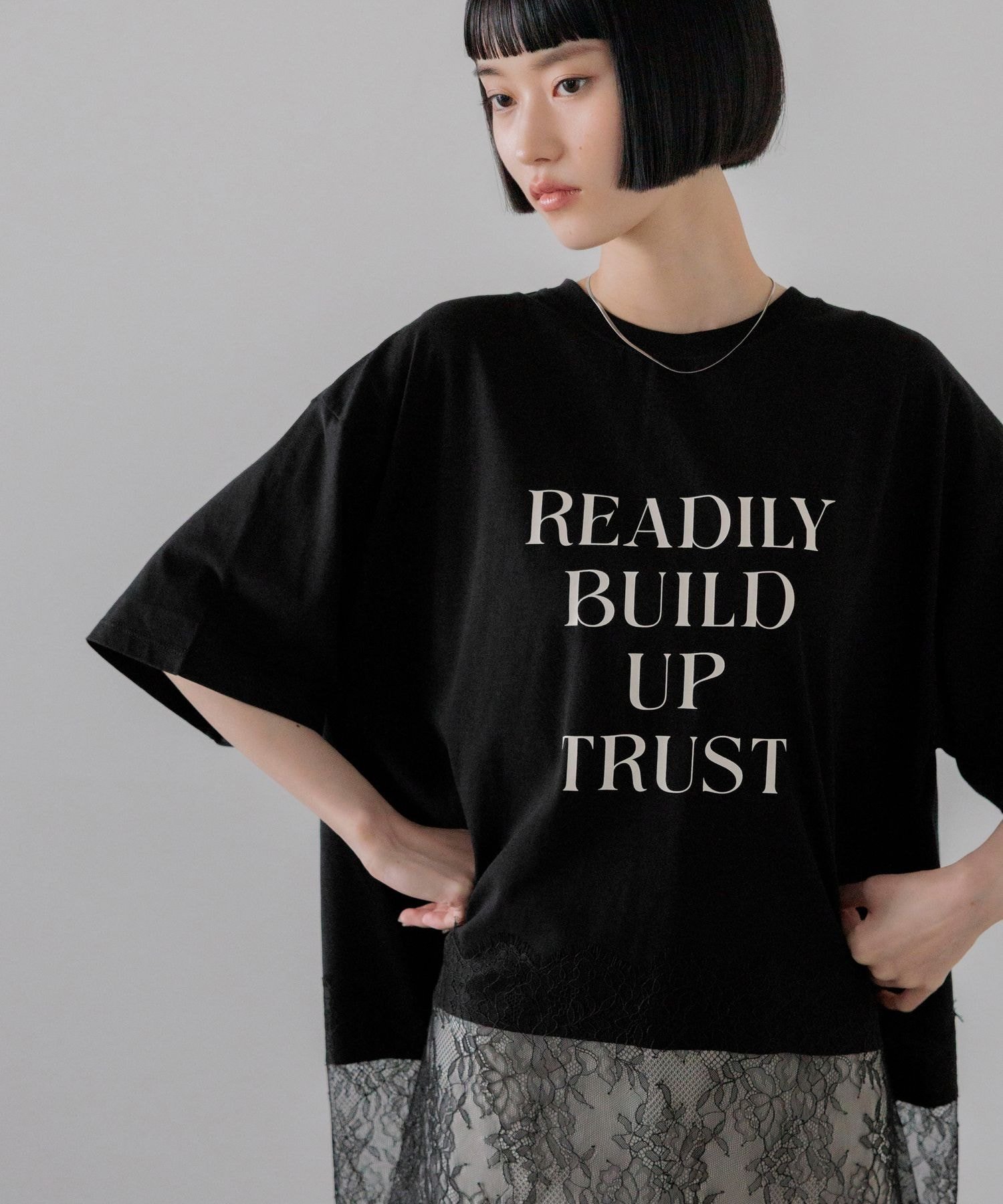 LOWRYS FARM スソレースロゴTEE ローリーズファーム トップス カットソー・Tシャツ ブラック グレー ホワイト