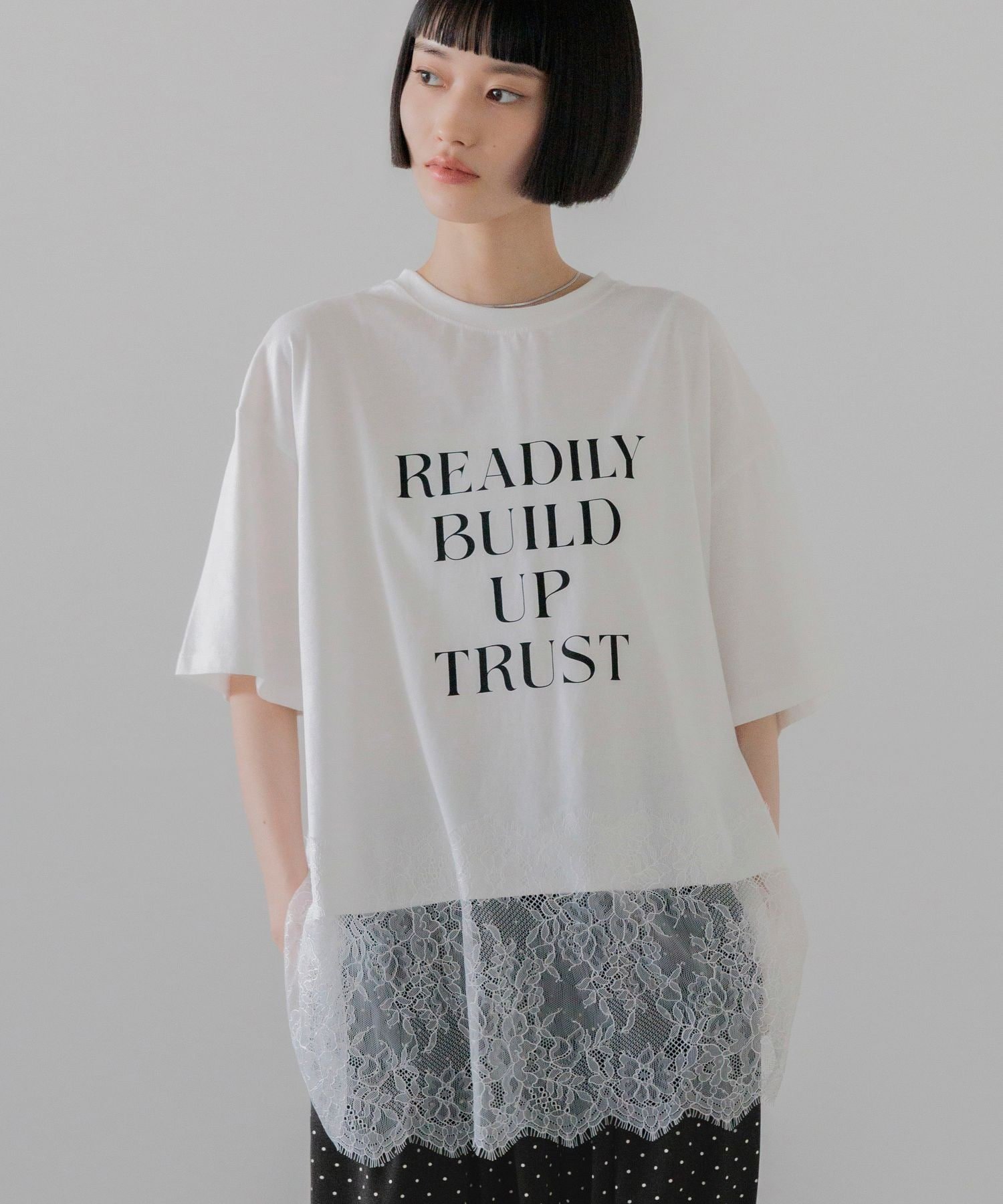 LOWRYS FARM スソレースロゴTEE ローリーズファーム トップス カットソー・Tシャツ ブラック グレー ホワイト