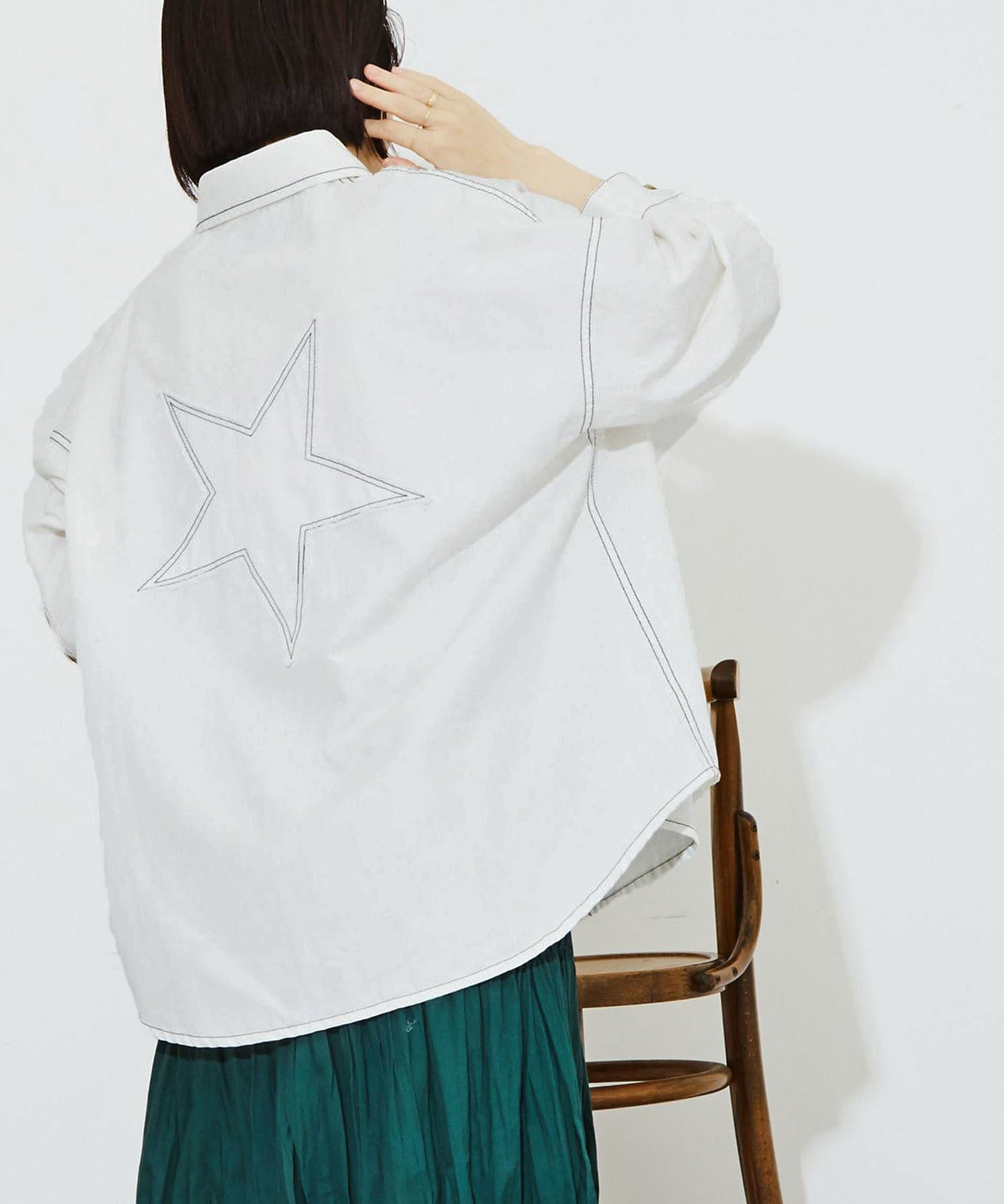 CONVERSE TOKYO WOMEN STAR★ PATCH DENIM SHIRT コンバーストウキョウ トップス シャツ・ブラウス ホワイト ブルー【送料無料】のサムネイル