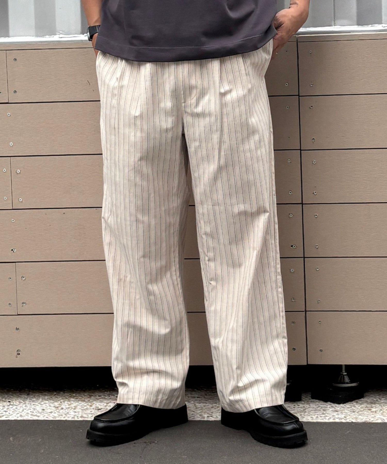 ストライプイージースラックス コロニー トゥーワンスリーナイン パンツ その他のパンツ ベージュ ブラック