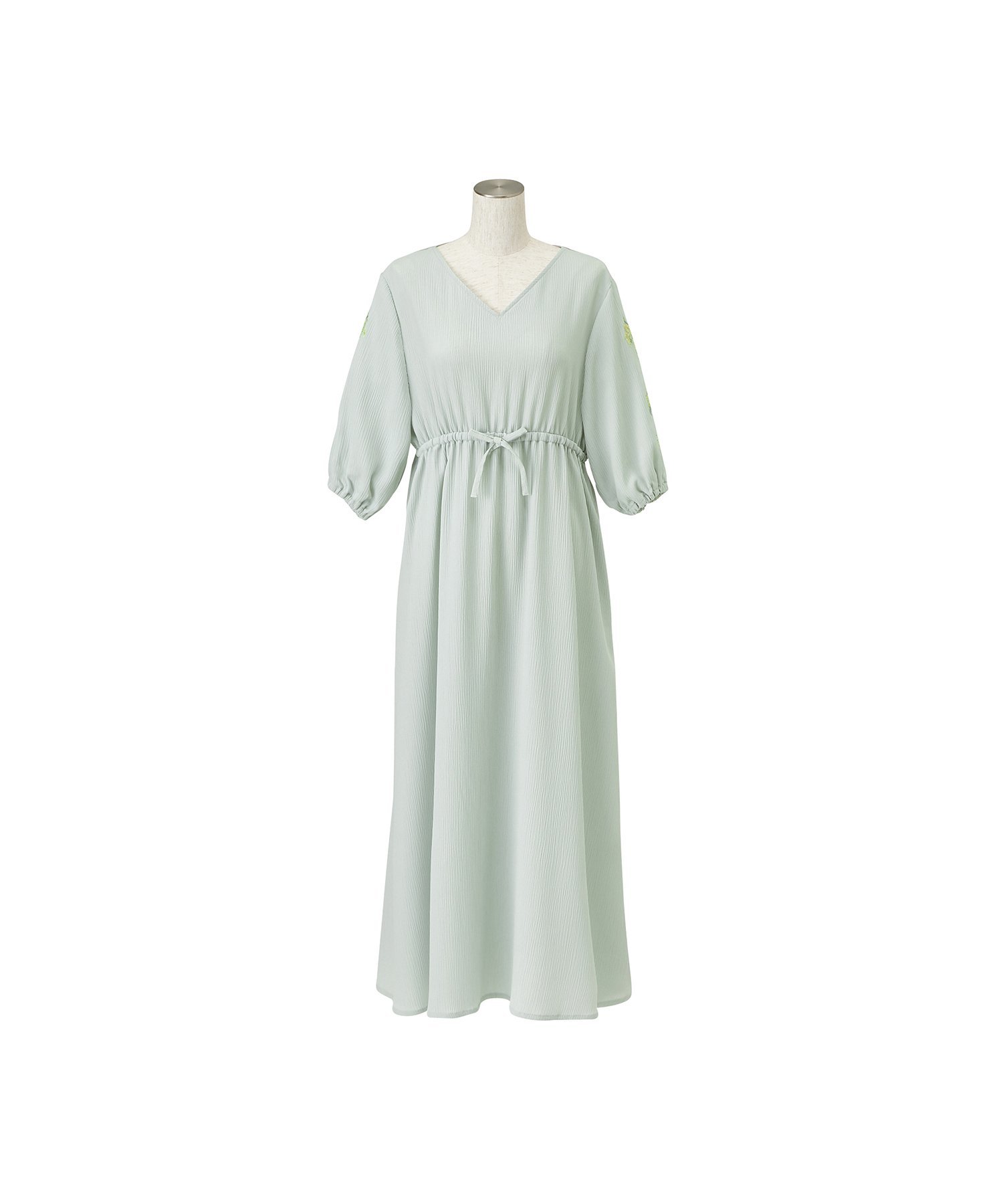 袖にミモザの刺繍をあしらったルームワンピース。淡いグリーンと黄色のミモザの組み合わせが清楚な印象を与えます。凹凸のある素材が涼しげで、ロング丈のフレアシルエットが上品です。