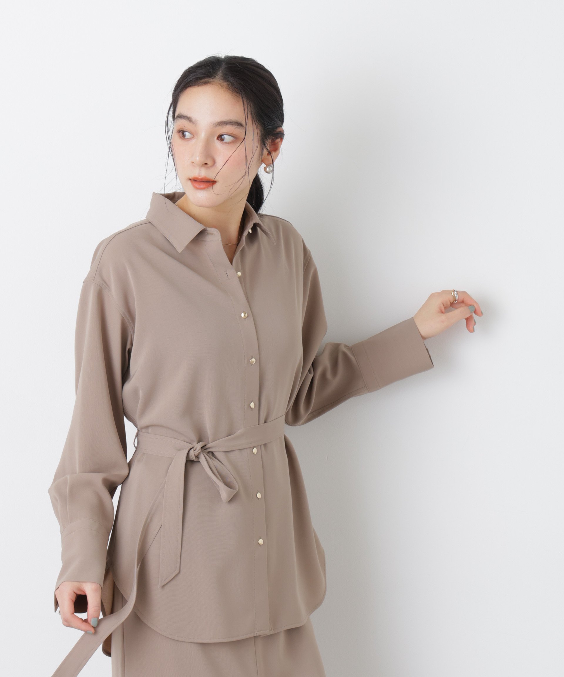 【SALE／40%OFF】NANO universe ハイツイストドライベルテッドロングシャツ(セットアップ可) ナノユニバース トップス シャツ・ブラウス ブラック ベージュ【送料無料】 stylife-15500802 Rakuten Fashion パッケージ画像