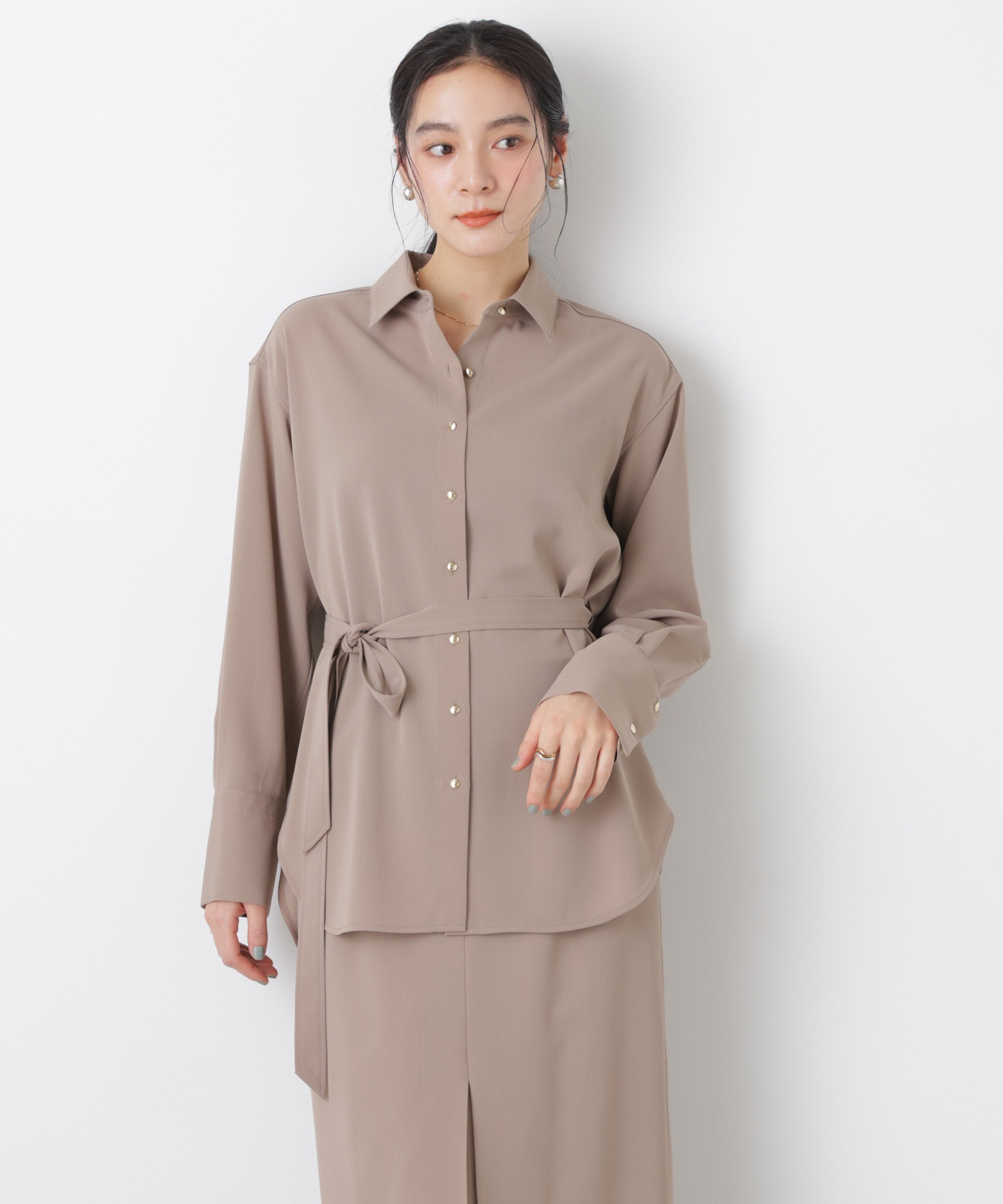 【SALE／40%OFF】NANO universe ハイツイストドライベルテッドロングシャツ(セットアップ可) ナノユニバース トップス シャツ・ブラウス ブラック ベージュ【送料無料】 stylife-15500802 Rakuten Fashion サンプル画像3