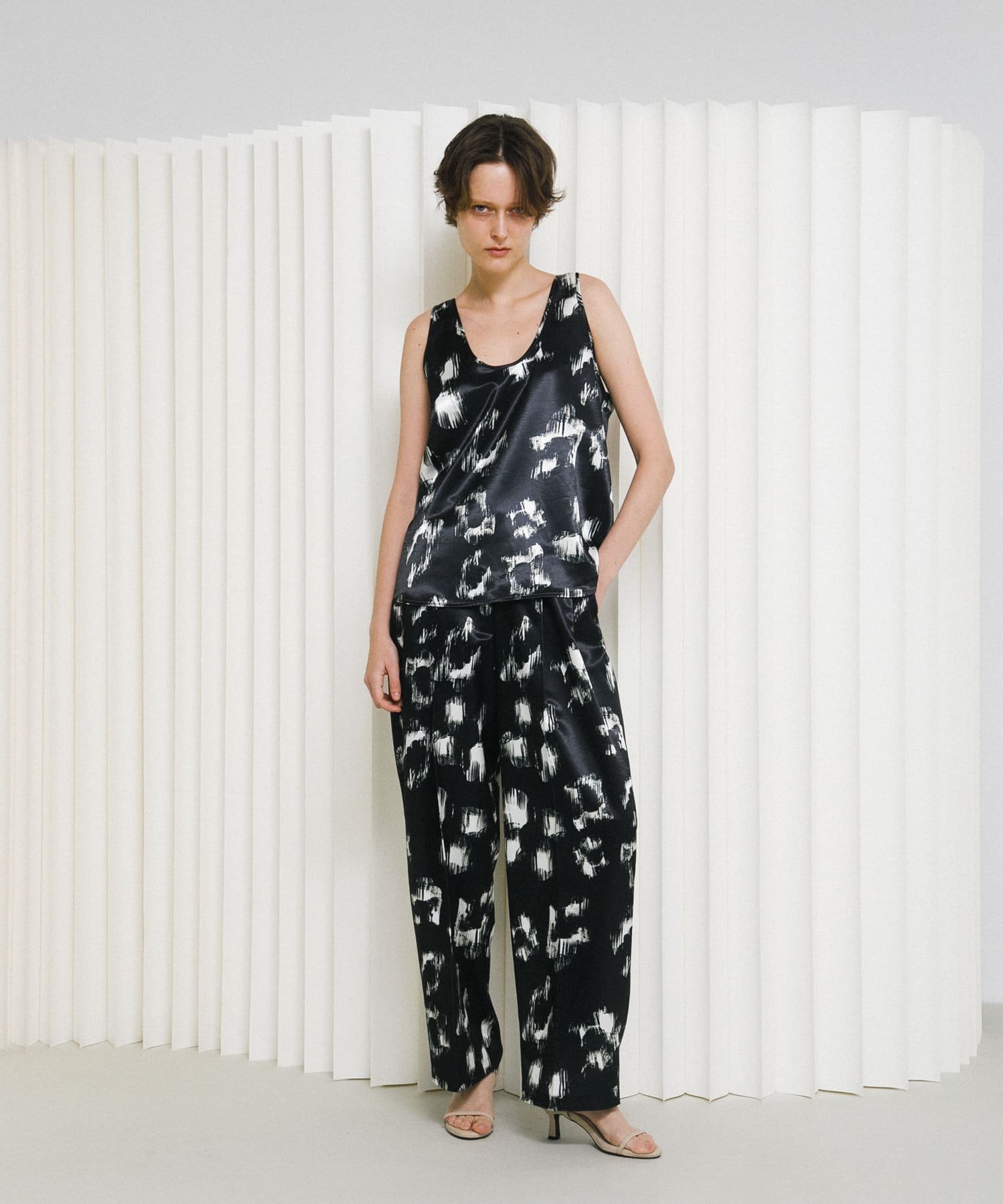 LAATO black flower pants ラート パンツ その他のパンツ ブラック