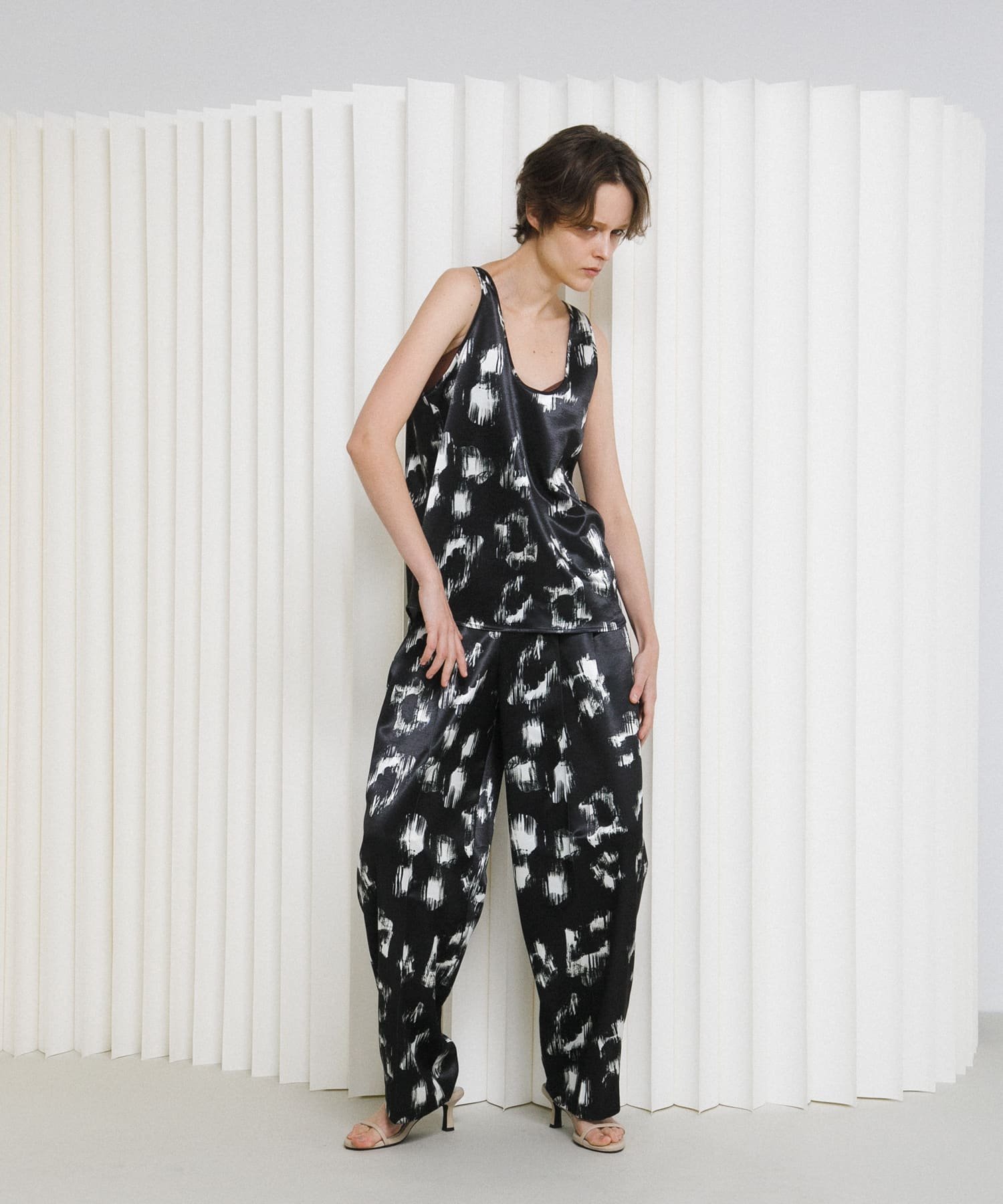 LAATO black flower pants ラート パンツ その他のパンツ ブラック