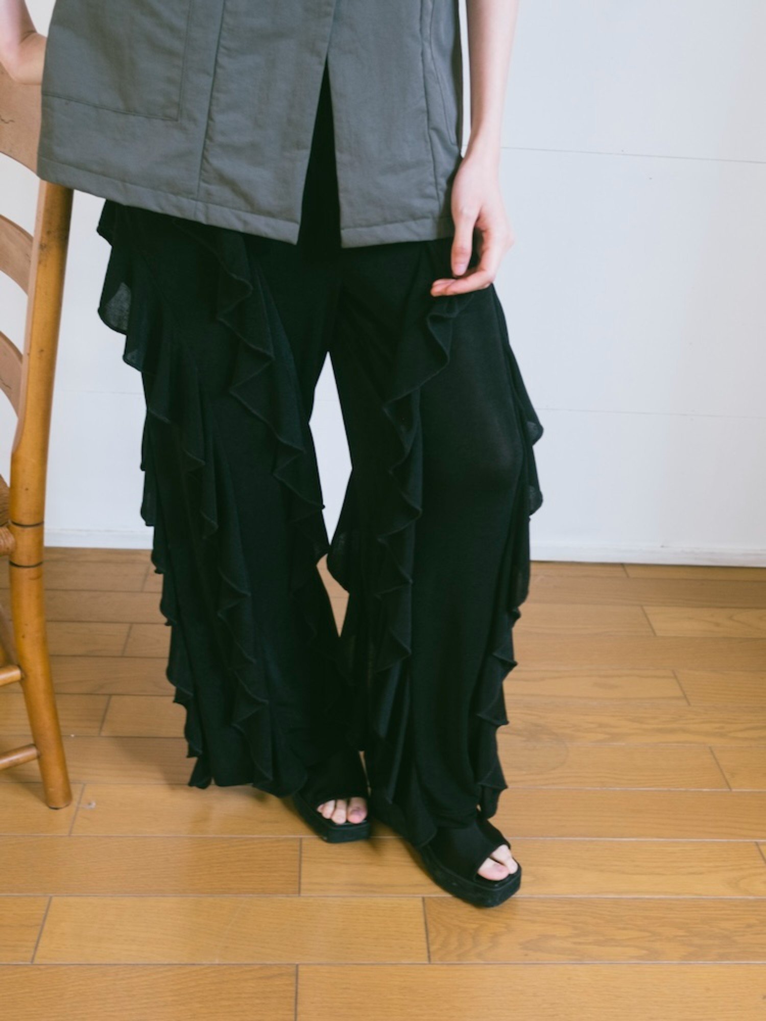 sahara Spandex Ruffle Pants マルテ パンツ その他のパンツ ホワイト ブラック
