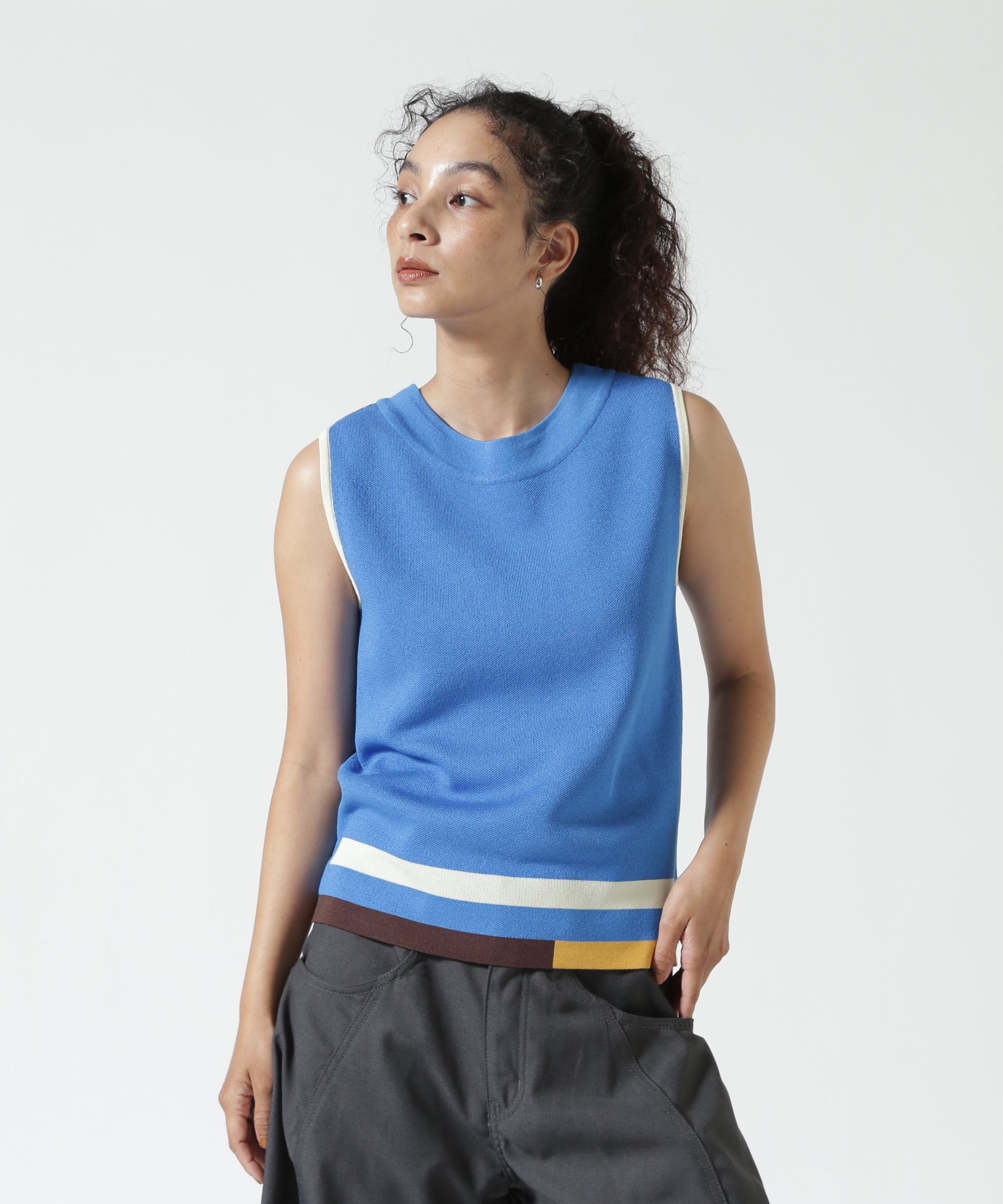 AULA AILA(アウラ アイラ)別注2WAY SLEEVELESS KNIT ビーセカンド トップス ノースリーブ・タンクトップ ブラック ブルー