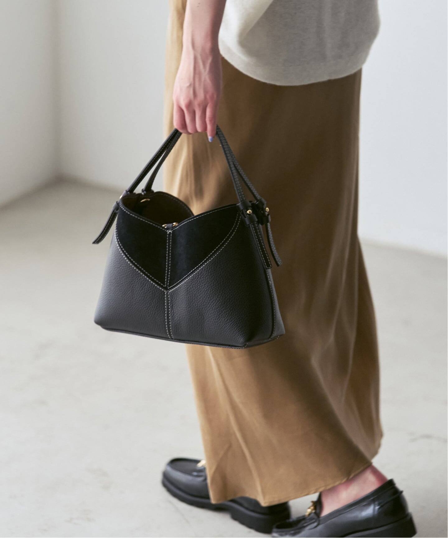NOBLE AULENTTI/オウレンティ パネルショルダーバッグ M ノーブル バッグ ショルダーバッグ ブラック