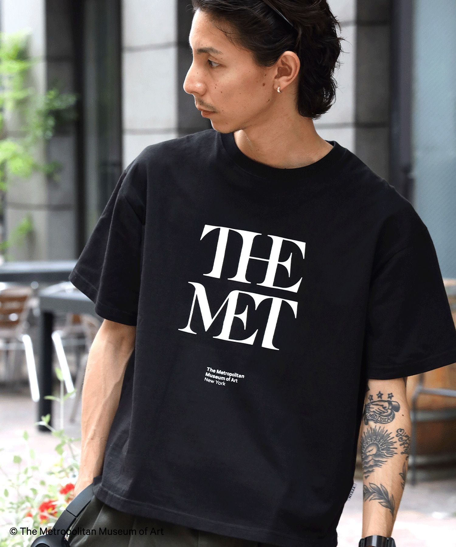 FFEIN 【FFEIN(フェイン)】The MetデカロゴTシャツ / メトロポリタン美術館 半袖 クルーネック プリント ワンポイント ナバル トップス カットソー・Tシャツ ホワイト ネイビー ブラック