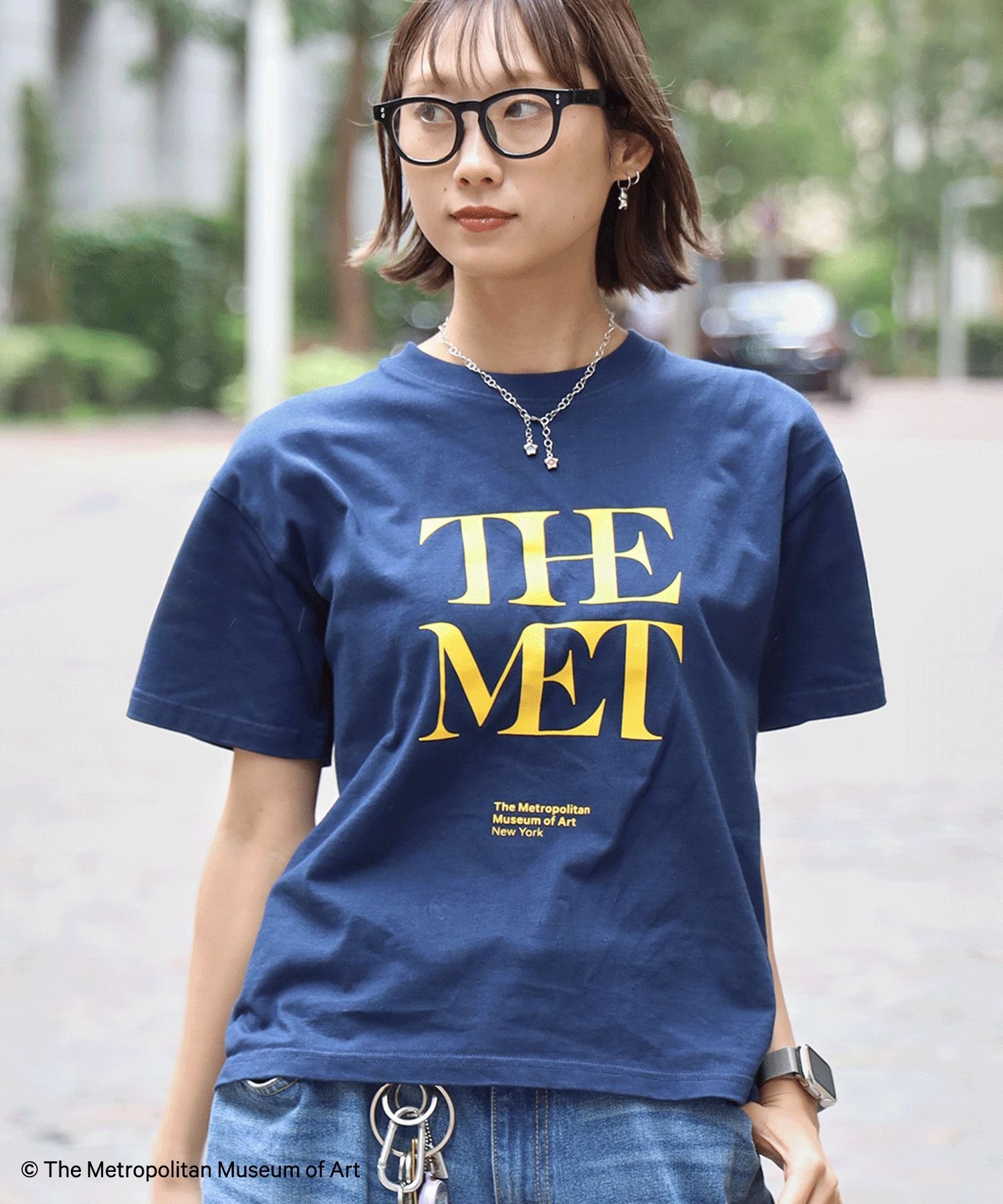 FFEIN 【FFEIN(フェイン)】The MetデカロゴTシャツ / メトロポリタン美術館 半袖 クルーネック プリント ワンポイント ナバル トップス カットソー・Tシャツ ホワイト ネイビー ブラック