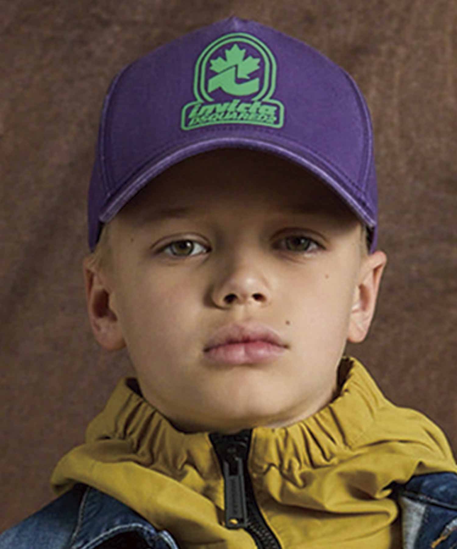 SHIFFON（シフォン）DSQUARED2 ディースクエアード Kids & Junior キャップDSQUARED2ディースクエアードディーン・ケイティン(DeanCaten)とダン・ケイティン(DanCaten)の双子によるブランド。2010年、バンクーバーオリンピックにてカナダ選手に衣装を提供。2011年にパリ、2012年に東京銀座に旗艦店をオープン。ディースクエアードの顧客にはリッキー・マーティン、ニコラス・ケイジ、ジャスティン・ティンバーレイク、レニー・グラヴィッツなど有名人も多くマドンナのワールドツアーには、150点以上の衣装を手掛けた。ATTENTION商品写真はできる限り現品を再現するように心がけていますが、ご利用のモニターにより差異が生じます。サイズや重さなどに多少の個体差が生じる場合がございます。製品の仕様およびデザインは改善等のため、予告なく変更する場合がございます。型番：DQ2925-D0AD7-N50-058 SN0342【採寸】I 約(高さ11 頭周りー59 つば7)cmII 約(高さ11 頭周りー61 つば7)cmIII 約(高さ11 頭周りー63 つば7)cm商品のサイズについて【商品詳細】素材：綿100%サイズ：I、II、III※画面上と実物では多少色具合が異なって見える場合もございます。ご了承ください。商品のカラーについてSHIFFON（シフォン）DSQUARED2 ディースクエアード Kids & Junior キャップDSQUARED2ディースクエアードディーン・ケイティン(DeanCaten)とダン・ケイティン(DanCaten)の双子によるブランド。2010年、バンクーバーオリンピックにてカナダ選手に衣装を提供。2011年にパリ、2012年に東京銀座に旗艦店をオープン。ディースクエアードの顧客にはリッキー・マーティン、ニコラス・ケイジ、ジャスティン・ティンバーレイク、レニー・グラヴィッツなど有名人も多くマドンナのワールドツアーには、150点以上の衣装を手掛けた。ATTENTION商品写真はできる限り現品を再現するように心がけていますが、ご利用のモニターにより差異が生じます。サイズや重さなどに多少の個体差が生じる場合がございます。製品の仕様およびデザインは改善等のため、予告なく変更する場合がございます。型番：DQ2925-D0AD7-N50-058 SN0342【採寸】I 約(高さ11 頭周りー59 つば7)cmII 約(高さ11 頭周りー61 つば7)cmIII 約(高さ11 頭周りー63 つば7)cm商品のサイズについて【商品詳細】素材：綿100%サイズ：I、II、III※画面上と実物では多少色具合が異なって見える場合もございます。ご了承ください。商品のカラーについて