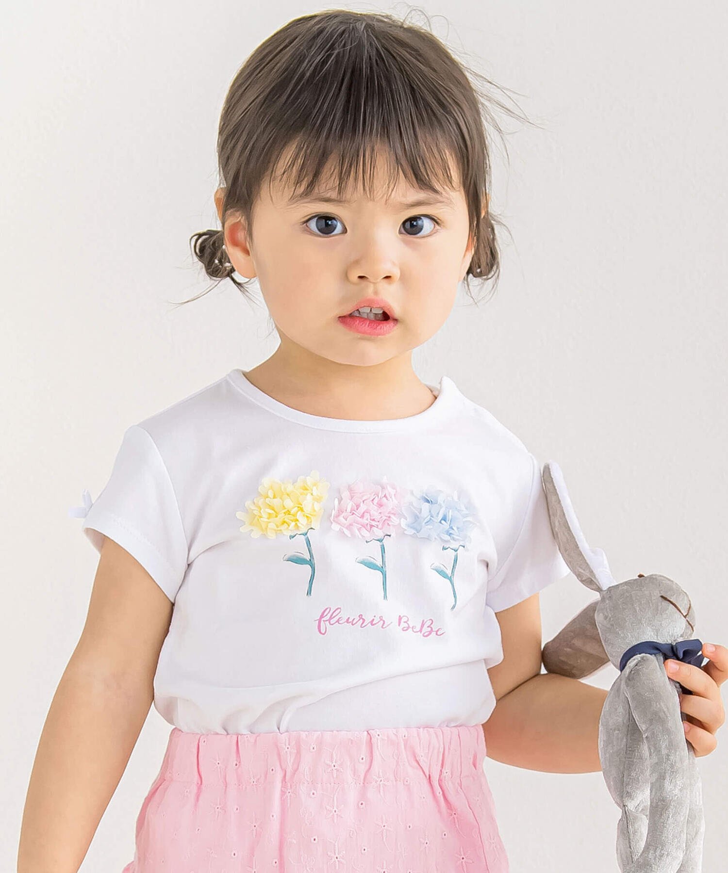 BEBE ONLINE STORE（ベベ オンライン ストア）シフォンフラワーモチーフTシャツ(80~90cm)立体的なシフォンのお花モチーフを並べた半袖Tシャツイエロー・ピンク・ブルーの3色のお花がベビーのかわいらしさを引き立ててくれます。袖先には小さなリボンをつけてワンポイントに。すっきりとしたホワイトの身ごろなのでボトムの色を選ばず着られるのもうれしいポイント。可愛いレースのキュロット(1130-63037)とのコーディネートがおすすめです。※肩にスナップボタンあり【4月Collection】LeJardindesPlantesdeParis-パリ植物園を探検-パリ植物園は動物園や自然史博物館も併設した広大な庭園。その中にある大温室では実際に熱帯雨林のジャングルに来たかのような大迫力の植物を楽しめます。南国の花や木々、葉っぱ、動物たちをデザインに落とし込んだリラックスムード溢れるコレクション。【2024年春夏シーズンテーマ】-私の楽しい瞬間-暖かくなってアクティブでハッピーな気分。そんな明るいムードに寄りそってくれる、機能性や着心地を備えたお洋服。好きなことをしている瞬間の楽しい気持ちを詰め込んだコレクション。【BeBe(べべ)】”LOVEMODERN”少しおませで、生意気なヨーロピアンカジュアルの提案。時代性・流行性をとらえ、ベーシックでもワンポイントを施した遊び心、楽しさを盛り込んでいます。シンプルだけど、こだわりのあるオリジナリティーを重視しています。2024年春夏女の子アイテムベビー型番：1135-63166-01-01 KR0346【採寸】80cm:身幅28 着丈31 肩幅23 袖丈6.590cm:身幅29 着丈33 肩幅24 袖丈7商品のサイズについて【商品詳細】中国素材：（本体）綿100% （リブ）綿96% ポリウレタン4% （部分使い）ポリエステル100%サイズ：80cm、90cm洗濯機※画面上と実物では多少色具合が異なって見える場合もございます。ご了承ください。商品のカラーについて 【予約商品について】 ※「先行予約販売中」「予約販売中」をご注文の際は予約商品についてをご確認ください。BEBE ONLINE STORE（ベベ オンライン ストア）シフォンフラワーモチーフTシャツ(80~90cm)立体的なシフォンのお花モチーフを並べた半袖Tシャツイエロー・ピンク・ブルーの3色のお花がベビーのかわいらしさを引き立ててくれます。袖先には小さなリボンをつけてワンポイントに。すっきりとしたホワイトの身ごろなのでボトムの色を選ばず着られるのもうれしいポイント。可愛いレースのキュロット(1130-63037)とのコーディネートがおすすめです。※肩にスナップボタンあり【4月Collection】LeJardindesPlantesdeParis-パリ植物園を探検-パリ植物園は動物園や自然史博物館も併設した広大な庭園。その中にある大温室では実際に熱帯雨林のジャングルに来たかのような大迫力の植物を楽しめます。南国の花や木々、葉っぱ、動物たちをデザインに落とし込んだリラックスムード溢れるコレクション。【2024年春夏シーズンテーマ】-私の楽しい瞬間-暖かくなってアクティブでハッピーな気分。そんな明るいムードに寄りそってくれる、機能性や着心地を備えたお洋服。好きなことをしている瞬間の楽しい気持ちを詰め込んだコレクション。【BeBe(べべ)】”LOVEMODERN”少しおませで、生意気なヨーロピアンカジュアルの提案。時代性・流行性をとらえ、ベーシックでもワンポイントを施した遊び心、楽しさを盛り込んでいます。シンプルだけど、こだわりのあるオリジナリティーを重視しています。2024年春夏女の子アイテムベビー型番：1135-63166-01-01 KR0346【採寸】80cm:身幅28 着丈31 肩幅23 袖丈6.590cm:身幅29 着丈33 肩幅24 袖丈7商品のサイズについて【商品詳細】中国素材：（本体）綿100% （リブ）綿96% ポリウレタン4% （部分使い）ポリエステル100%サイズ：80cm、90cm洗濯機※画面上と実物では多少色具合が異なって見える場合もございます。ご了承ください。商品のカラーについて 【予約商品について】 ※「先行予約販売中」「予約販売中」をご注文の際は予約商品についてをご確認ください。■重要なお知らせ※ 当店では、ギフト配送サービス及びラッピングサービスを行っておりません。ご注文者様とお届け先が違う場合でも、タグ（値札）付「納品書 兼 返品連絡票」同梱の状態でお送り致しますのでご了承ください。 ラッピング・ギフト配送について※ 2点以上ご購入の場合、全ての商品が揃い次第一括でのお届けとなります。お届け予定日の異なる商品をお買い上げの場合はご注意下さい。お急ぎの商品がございましたら分けてご購入いただきますようお願い致します。発送について ※ 買い物カートに入れるだけでは在庫確保されませんのでお早めに購入手続きをしてください。当店では在庫を複数サイトで共有しているため、同時にご注文があった場合、売切れとなってしまう事がございます。お手数ですが、ご注文後に当店からお送りする「ご注文内容の確認メール」をご確認ください。ご注文の確定について ※ Rakuten Fashionの商品ページに記載しているメーカー希望小売価格は、楽天市場「商品価格ナビ」に登録されている価格に準じています。 商品の価格についてBEBE ONLINE STOREBEBE ONLINE STOREのその他のトップストップスご注文・お届けについて発送ガイドラッピンググッズ3,980円以上送料無料ご利用ガイド