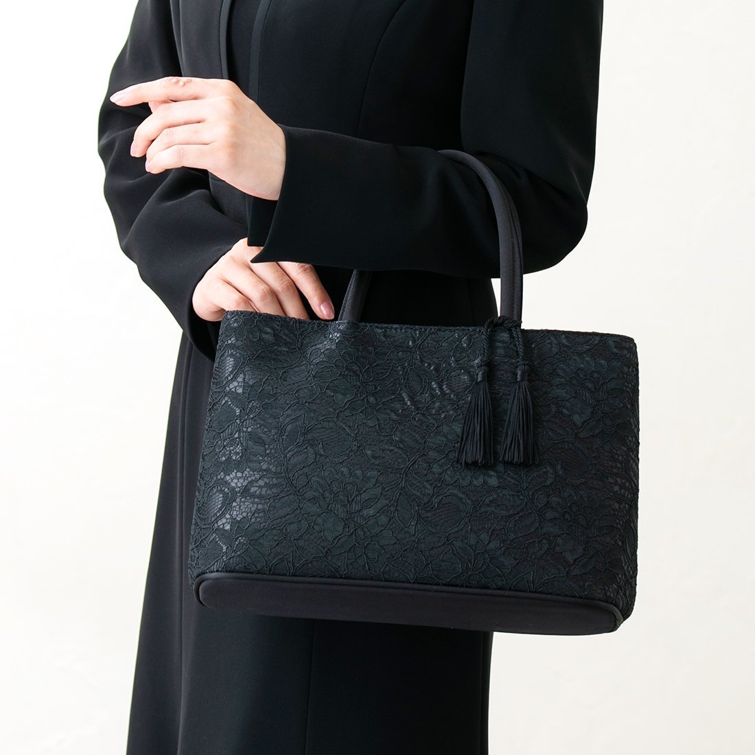 IWASA タッセル付きコードレース二層式バッグ M イワサ バッグ ハンドバッグ ブラック【送料無料】