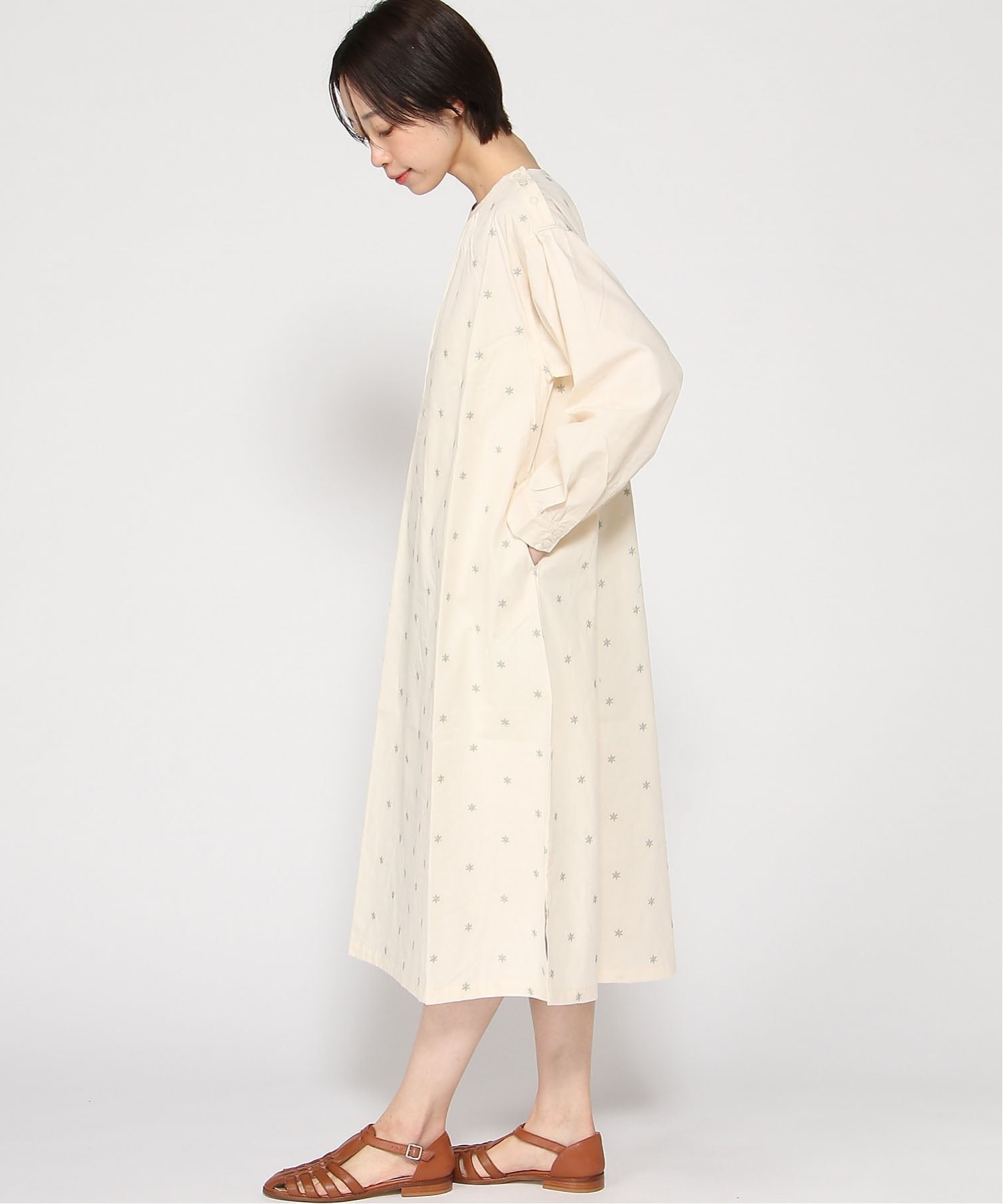 cloudnine cloudnine/前後身頃小花柄刺しゅう入り 左肩ボタン開き フレアワンピース クラウドナイン ワンピース・ドレス ワンピース ブルー ベージュ【送料無料】
