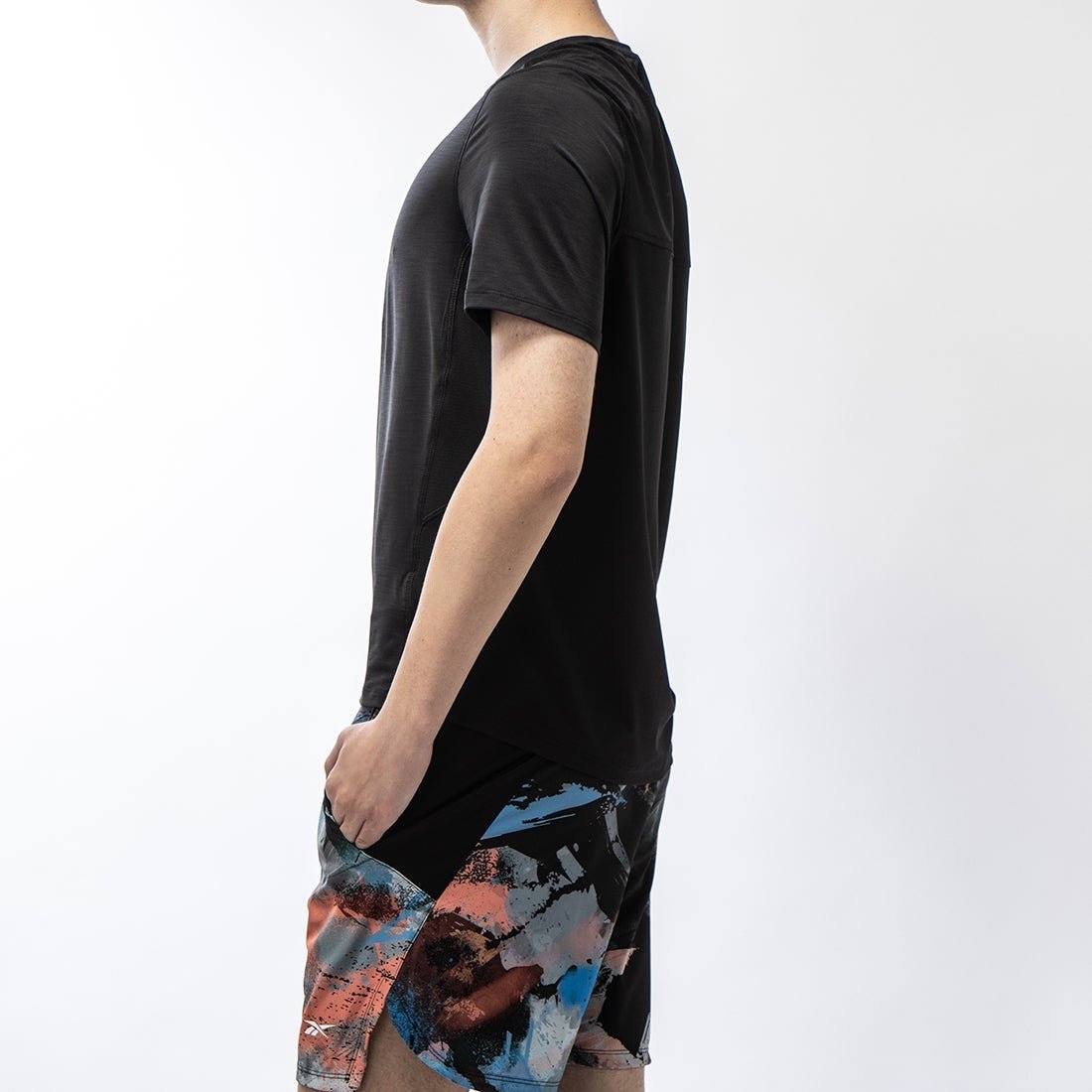 【SALE／56%OFF】Reebok アクティブチル グラフィック Tシャツ / TS AC GRAPHIC TEE リーボック トップス カットソー・Tシャツ イエロー ブラック