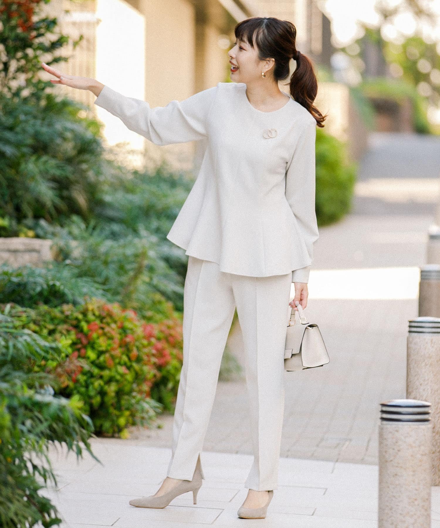 URBAN RESEARCH ROSSO 【予約】『セットアップ対応』F by ROSSO ペプラムブラウス+テーパードパンツ アーバンリサーチロッソ スーツ・フォーマル セットアップスーツ ホワイト ネイビー【送料無料】のサムネイル