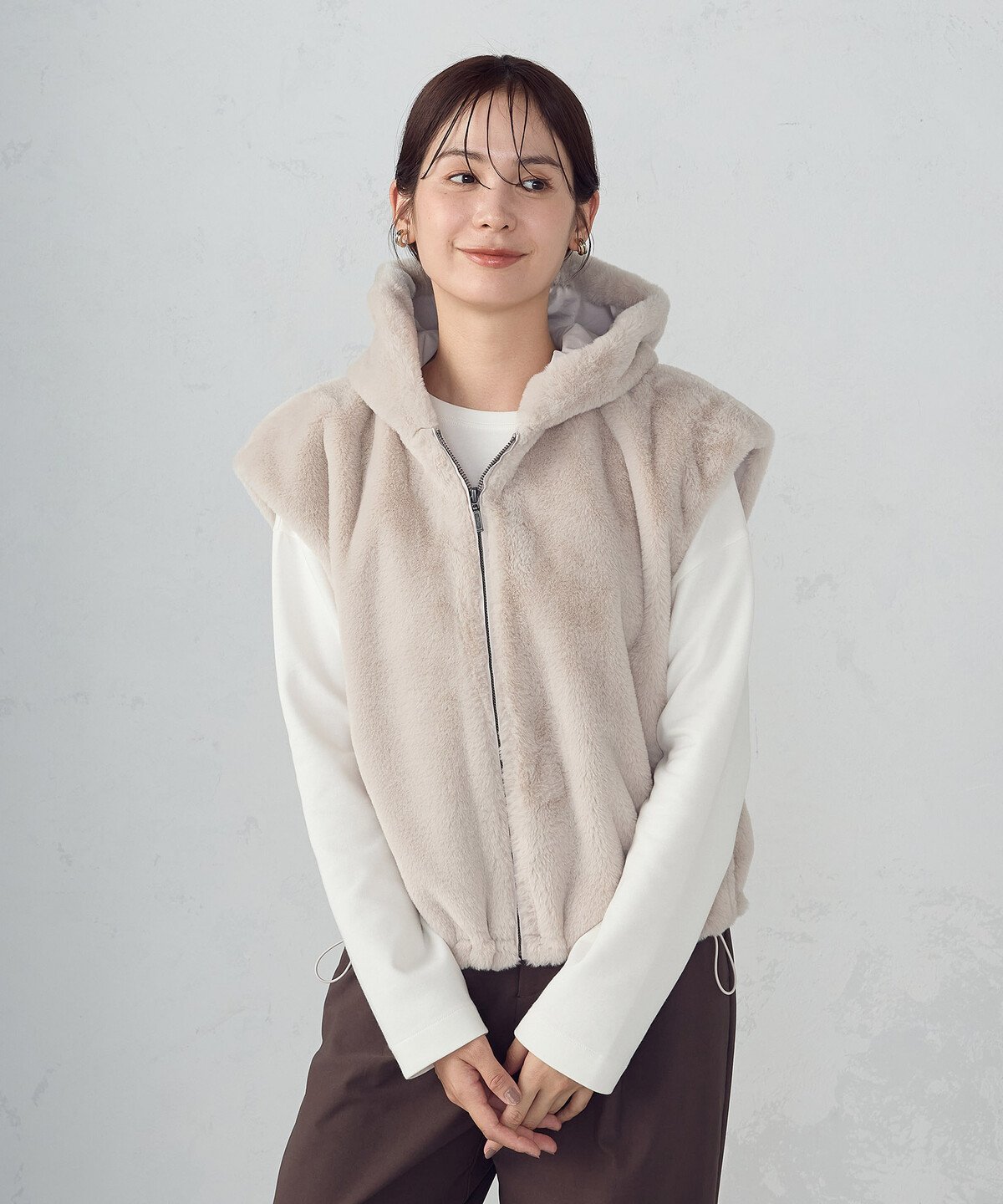 【SALE／10%OFF】COMME CA ISM ラビット調 ファーフーデッドジレ コムサイズム トップス ベスト・ジレ ..