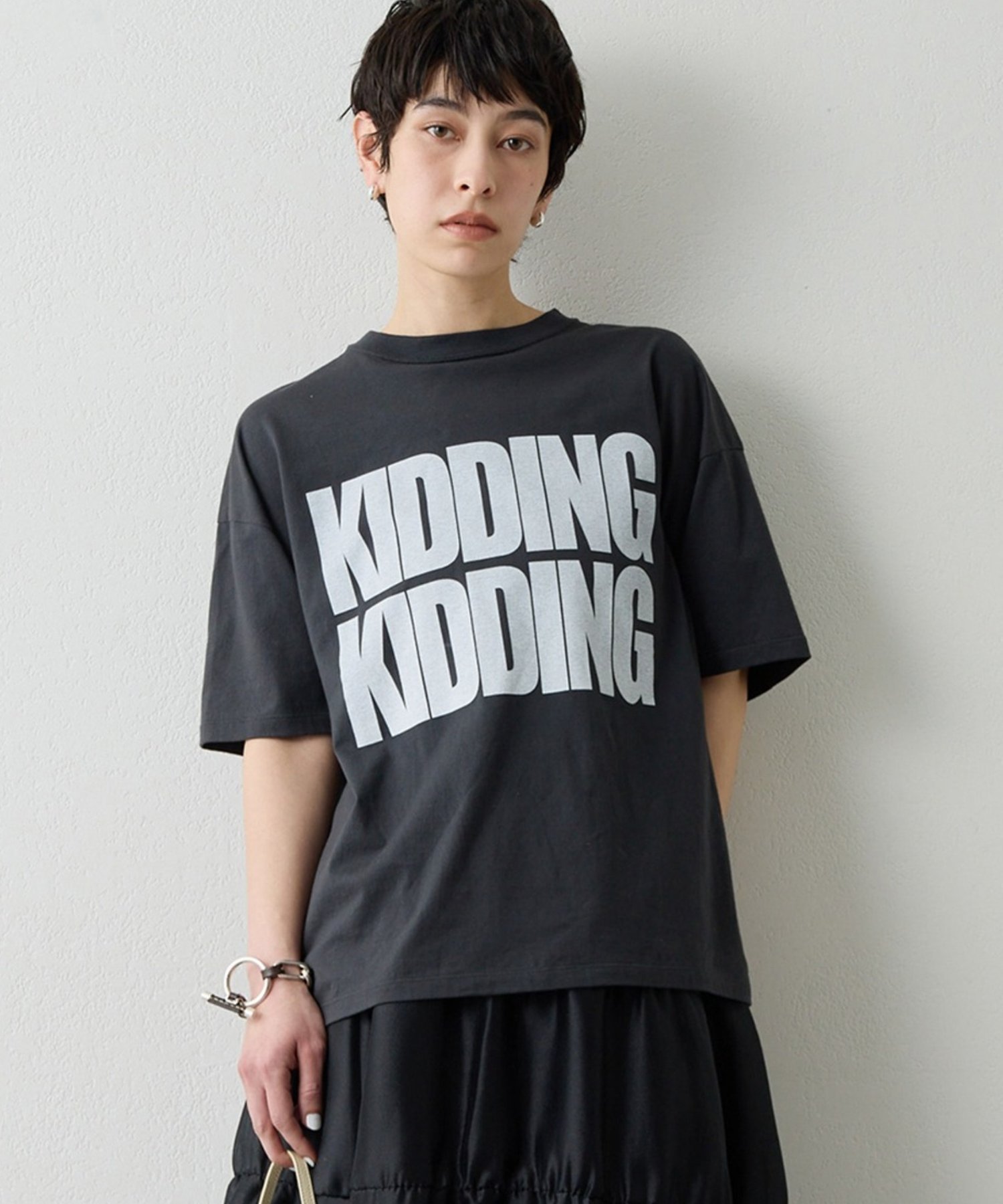 Whim Gazette KIDDINGロゴTシャツ ウィム ガゼット トップス カットソー・Tシャツ ピンク グレー ホワイト