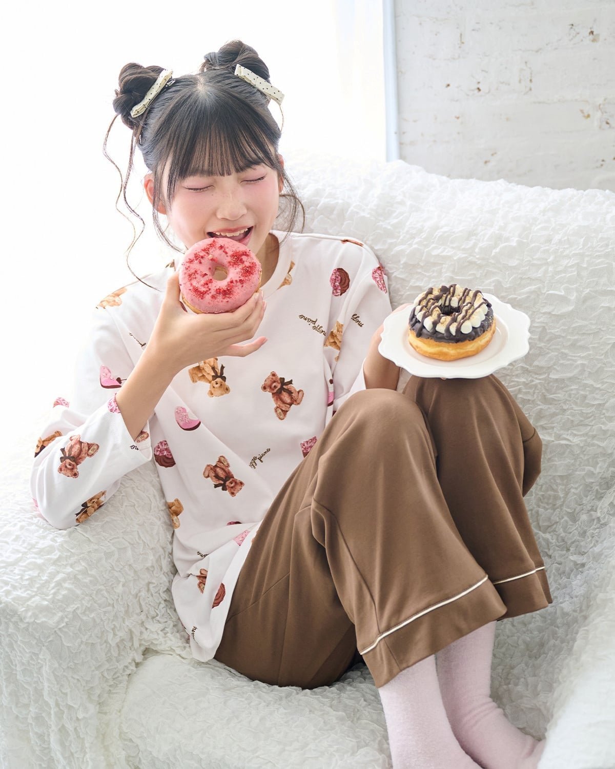 NARUMIYA ONLINE（ナルミヤオンライン）【シアバター加工】sweets bear柄 room wear set【MEZZO PIANO ROOM】大好きな“かわいい”に囲まれて過ごす、特別なおうち時間をイメージしたルームラインです。お部屋でのリラックスタイムはもちろん、推し活やおうちカフェなど、自分だけの「好き」を楽しむ時間にもぴったりなアイテムをお届けします♪くまさんとスイーツの総柄がとびきりキュートなルームウェア。トップスが長めでゆったりとしたシルエットでリラックスして着られるデザインです。また生地にシアバター加工をほどこしていますので滑らかな着心地になっています。ほっこりとしたモチーフが、お部屋で過ごす時間をさらに楽しく彩ります。リラックスタイムはもちろん、お泊まりやおうち時間にもぴったりな一枚です♪ヘアバンドセット（品番：8163412）（茶）と合わせるコーデがおすすめです♪【透け感】やや透ける【生地の厚さ】普通【伸縮性】あり【裏地】なし【ポケット】あり【アジャスター】なしアイボリー：モデル身長:166cm　着用サイズ:150cm型番：8163402-05-01 SG7355【採寸】サイズTシャツ（着丈×胸囲×肩幅×袖丈）パンツウエスト（ゴム伸ばし寸）×股上×股下×裾幅×ヒップS(140cm)62.5×90×41.5×43-55.5(89)×24×51×45×94M(150cm)68×96×44×48-60(95)×26×57×48×100L(160cm)74.5×102×46.5×54-64.5(99)×28×63×51×104商品のサイズについて【商品詳細】中国素材：綿100%サイズ：S(140cm)、M(150cm)、L(160cm)洗濯方法は商品タグをご確認ください※画面上と実物では多少色具合が異なって見える場合もございます。ご了承ください。商品のカラーについてNARUMIYA ONLINE（ナルミヤオンライン）【シアバター加工】sweets bear柄 room wear set【MEZZO PIANO ROOM】大好きな“かわいい”に囲まれて過ごす、特別なおうち時間をイメージしたルームラインです。お部屋でのリラックスタイムはもちろん、推し活やおうちカフェなど、自分だけの「好き」を楽しむ時間にもぴったりなアイテムをお届けします♪くまさんとスイーツの総柄がとびきりキュートなルームウェア。トップスが長めでゆったりとしたシルエットでリラックスして着られるデザインです。また生地にシアバター加工をほどこしていますので滑らかな着心地になっています。ほっこりとしたモチーフが、お部屋で過ごす時間をさらに楽しく彩ります。リラックスタイムはもちろん、お泊まりやおうち時間にもぴったりな一枚です♪ヘアバンドセット（品番：8163412）（茶）と合わせるコーデがおすすめです♪【透け感】やや透ける【生地の厚さ】普通【伸縮性】あり【裏地】なし【ポケット】あり【アジャスター】なしアイボリー：モデル身長:166cm　着用サイズ:150cm型番：8163402-05-01 SG7355【採寸】サイズTシャツ（着丈×胸囲×肩幅×袖丈）パンツウエスト（ゴム伸ばし寸）×股上×股下×裾幅×ヒップS(140cm)62.5×90×41.5×43-55.5(89)×24×51×45×94M(150cm)68×96×44×48-60(95)×26×57×48×100L(160cm)74.5×102×46.5×54-64.5(99)×28×63×51×104商品のサイズについて【商品詳細】中国素材：綿100%サイズ：S(140cm)、M(150cm)、L(160cm)洗濯方法は商品タグをご確認ください※画面上と実物では多少色具合が異なって見える場合もございます。ご了承ください。商品のカラーについて