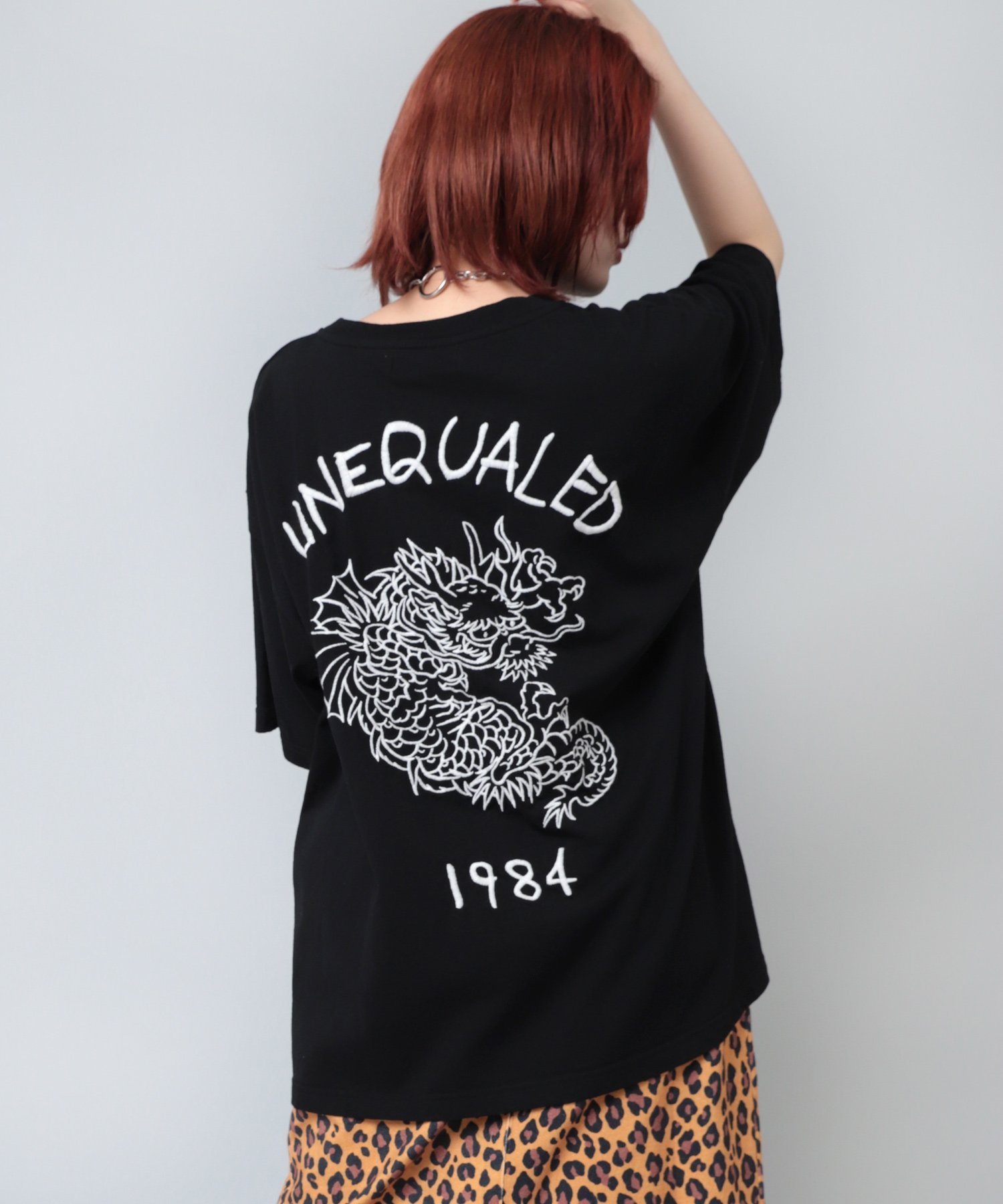 【SALE／25%OFF】RNA M2112 ドラゴンBIG Tシャツ アールエヌエー トップス カットソー・Tシャツ ホワイト ブラック ピンク【送料無料】のサムネイル