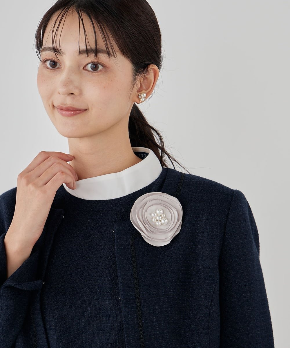 【SALE／2%OFF】a.v.v フラットローズコサージュ アー・ヴェ・ヴェ アクセサリー・腕時計 ブローチ・コサージュ・バッジ グレー