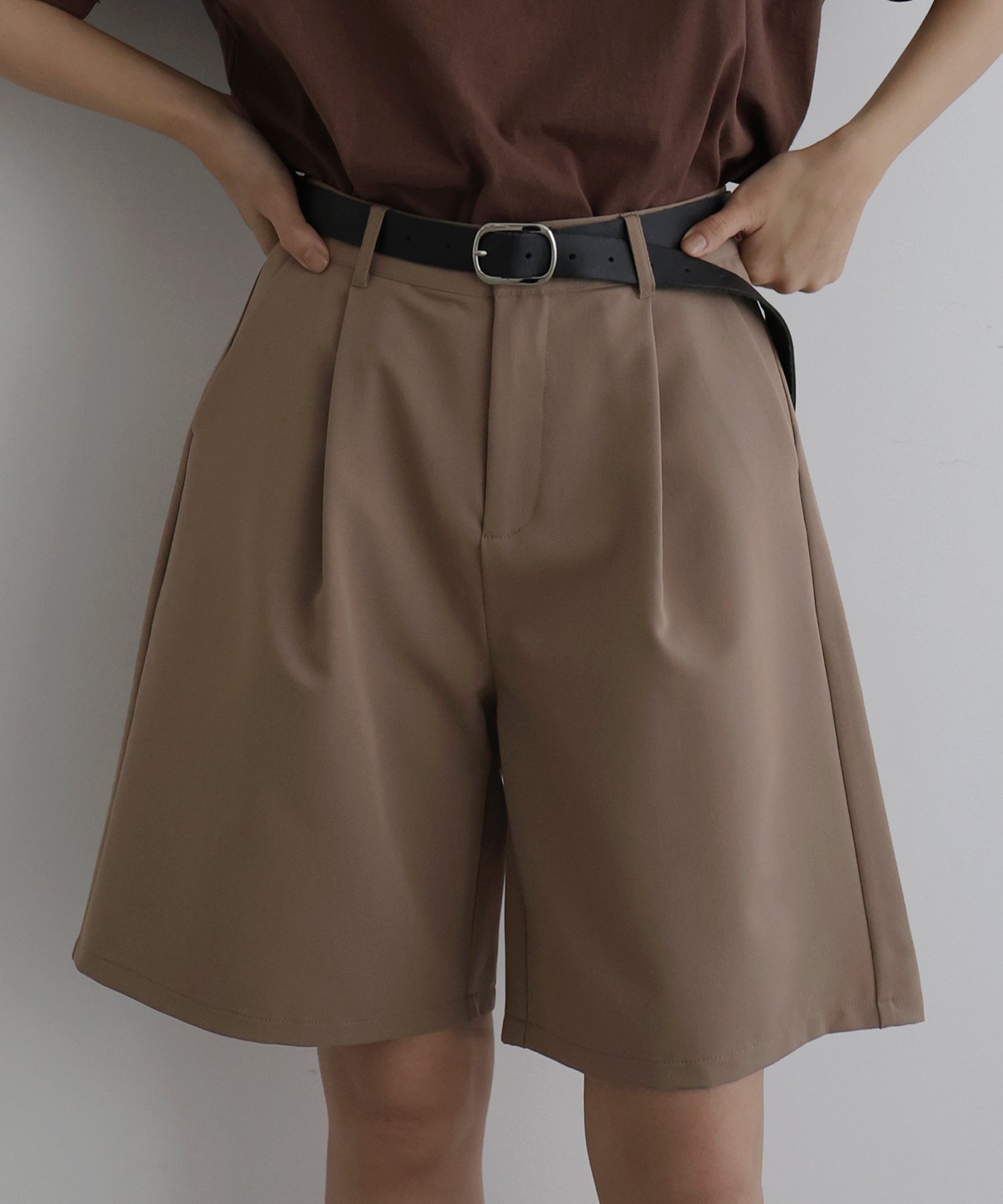 【SALE／50%OFF】hellam タックハーフパンツ へラム パンツ その他のパンツ ブラッ...