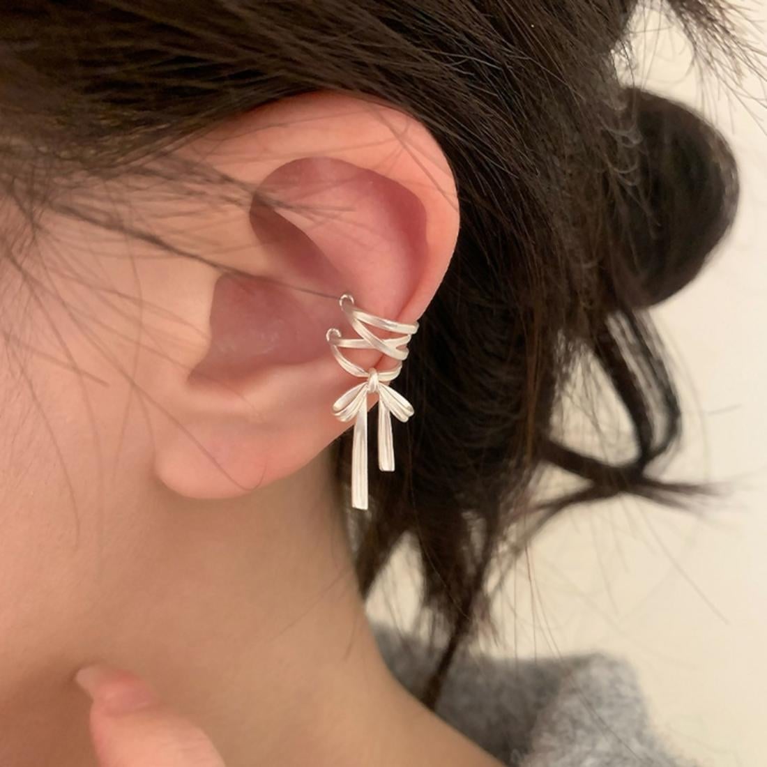 編み上げリボンがつくる"余韻のある甘さ"ペアイヤーカフ/シルバー メゾンドラティール アクセサリー・腕時計 イヤリング・イヤーカフ シルバー