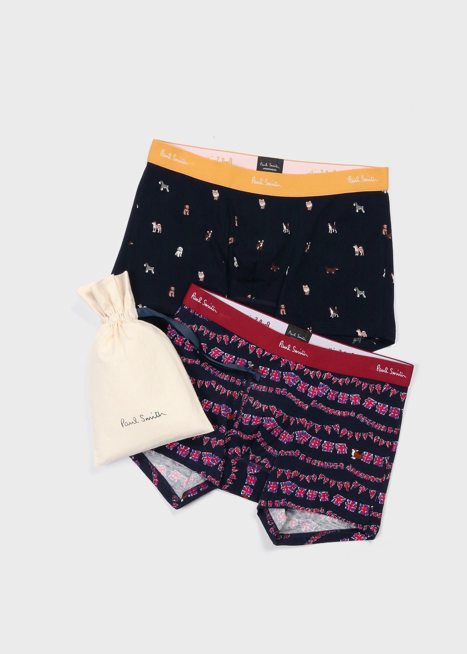 Paul Smith（ポール・スミス）アンダーウェア ギフトセット【オンラインショップ限定】アンダーウェア2つをオリジナルサックに詰め合わせた、オンラインショップ限定のスペシャルギフトセット。【"Japan Dog" ボクサーパンツ】可愛らしい犬をあしらったボクサーパンツ。日本で人気のある8犬種「トイプードル」「チワワ」「ミニチュアダックス」「ポメラニアン」「シュナウザー」「マルチーズ」「柴犬」「ビーグル」を無数に配したユーモア溢れるアートワーク。身生地には、肌触り柔らかく程良いストレッチが特徴の綿ベア天竺素材を使用しています。ウエストゴムにあしらったPaul Smithロゴも程良いアクセントを生み出します。●前開き　●ショートタイプ【"Flags with Corgi" ボクサーパンツ】ポップなカラーパレットにあしらった、国旗や犬のモチーフが印象的なボクサーパンツ。英国を象徴するユニオン・ジャックや、エリザベス女王の愛したコーギーを配したユーモア溢れるデザイン。生地には肌触り柔らかく、程良いストレッチが特徴の綿ベア天竺素材を使用しています。●前開き　●ショートタイプ中国製型番：853314GF32-190-M QT6360【採寸】【"Japan Dog" ボクサーパンツ】サイズウエスト（最小）ウエスト（最大）総丈M76.0cm84.0cm24.0cmL84.0cm94.0cm25.5cm【"Flags with Corgi" ボクサーパンツ】サイズウエスト（最小）ウエスト（最大）総丈M76.0cm84.0cm24.5cmL84.0cm94.0cm26.5cm商品のサイズについて【商品詳細】-素材：【"Japan Dog" ボクサーパンツ】身生地: 綿95%, ポリウレタン5%,, ウエストゴム部: ナイロン70%,, ポリエステル20%,, ポリウレタン10%,【"Flags with Corgi" ボクサーパンツ】身生地: 綿95%,, ポリウレタン5%,, ウエストゴム部: ナイロン70%,, ポリエステル20%,, ポリウレタン10%サイズ：M、L※画面上と実物では多少色具合が異なって見える場合もございます。ご了承ください。商品のカラーについてPaul Smith（ポール・スミス）アンダーウェア ギフトセット【オンラインショップ限定】アンダーウェア2つをオリジナルサックに詰め合わせた、オンラインショップ限定のスペシャルギフトセット。【"Japan Dog" ボクサーパンツ】可愛らしい犬をあしらったボクサーパンツ。日本で人気のある8犬種「トイプードル」「チワワ」「ミニチュアダックス」「ポメラニアン」「シュナウザー」「マルチーズ」「柴犬」「ビーグル」を無数に配したユーモア溢れるアートワーク。身生地には、肌触り柔らかく程良いストレッチが特徴の綿ベア天竺素材を使用しています。ウエストゴムにあしらったPaul Smithロゴも程良いアクセントを生み出します。●前開き　●ショートタイプ【"Flags with Corgi" ボクサーパンツ】ポップなカラーパレットにあしらった、国旗や犬のモチーフが印象的なボクサーパンツ。英国を象徴するユニオン・ジャックや、エリザベス女王の愛したコーギーを配したユーモア溢れるデザイン。生地には肌触り柔らかく、程良いストレッチが特徴の綿ベア天竺素材を使用しています。●前開き　●ショートタイプ中国製型番：853314GF32-190-M QT6360【採寸】【"Japan Dog" ボクサーパンツ】サイズウエスト（最小）ウエスト（最大）総丈M76.0cm84.0cm24.0cmL84.0cm94.0cm25.5cm【"Flags with Corgi" ボクサーパンツ】サイズウエスト（最小）ウエスト（最大）総丈M76.0cm84.0cm24.5cmL84.0cm94.0cm26.5cm商品のサイズについて【商品詳細】-素材：【"Japan Dog" ボクサーパンツ】身生地: 綿95%, ポリウレタン5%,, ウエストゴム部: ナイロン70%,, ポリエステル20%,, ポリウレタン10%,【"Flags with Corgi" ボクサーパンツ】身生地: 綿95%,, ポリウレタン5%,, ウエストゴム部: ナイロン70%,, ポリエステル20%,, ポリウレタン10%サイズ：M、L※画面上と実物では多少色具合が異なって見える場合もございます。ご了承ください。商品のカラーについて