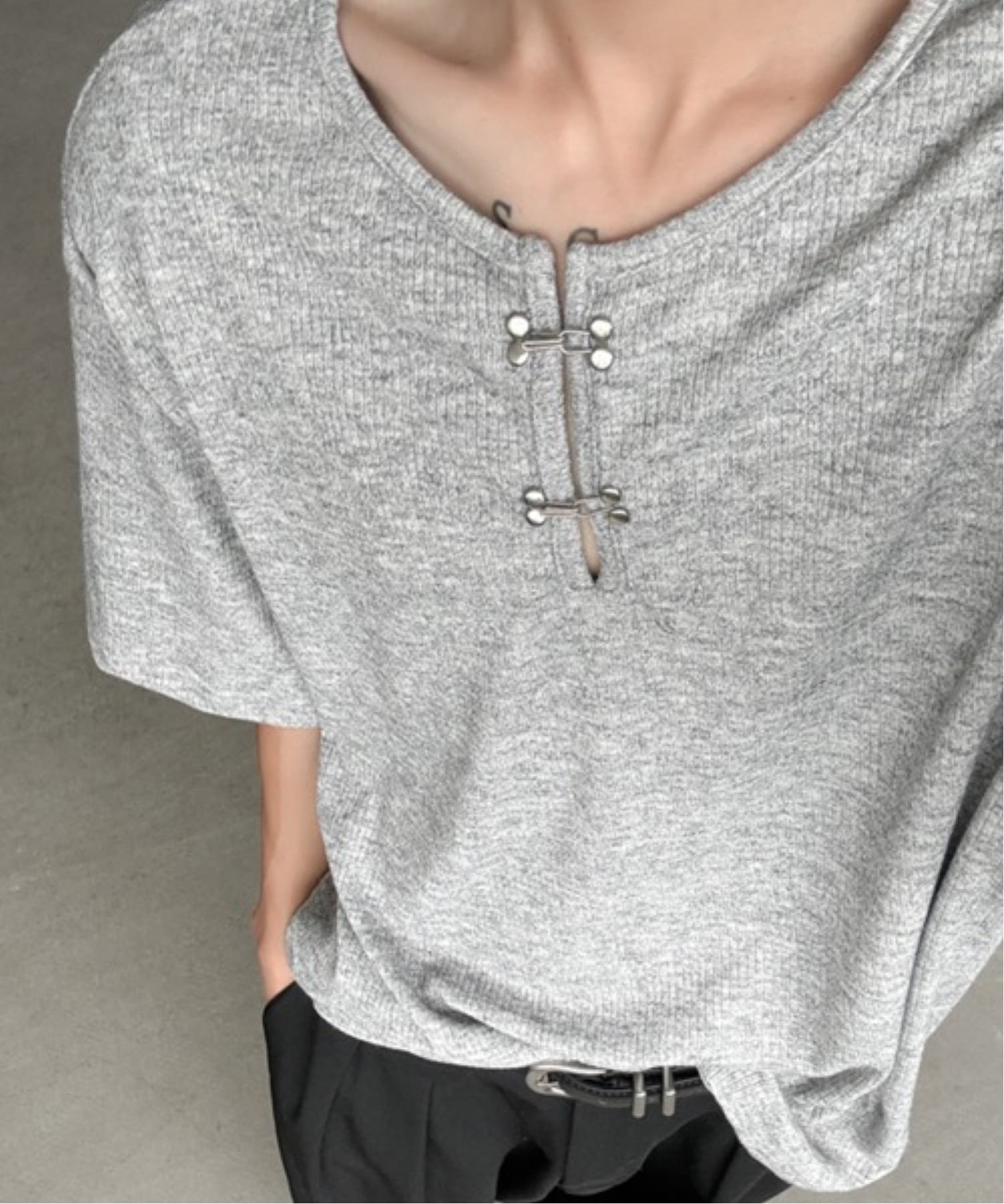 NOWLE NOWLE/(M)メタルホック キーネック リブ Tシャツ チェルカ トップス カットソー・Tシャツ グレー ブラック