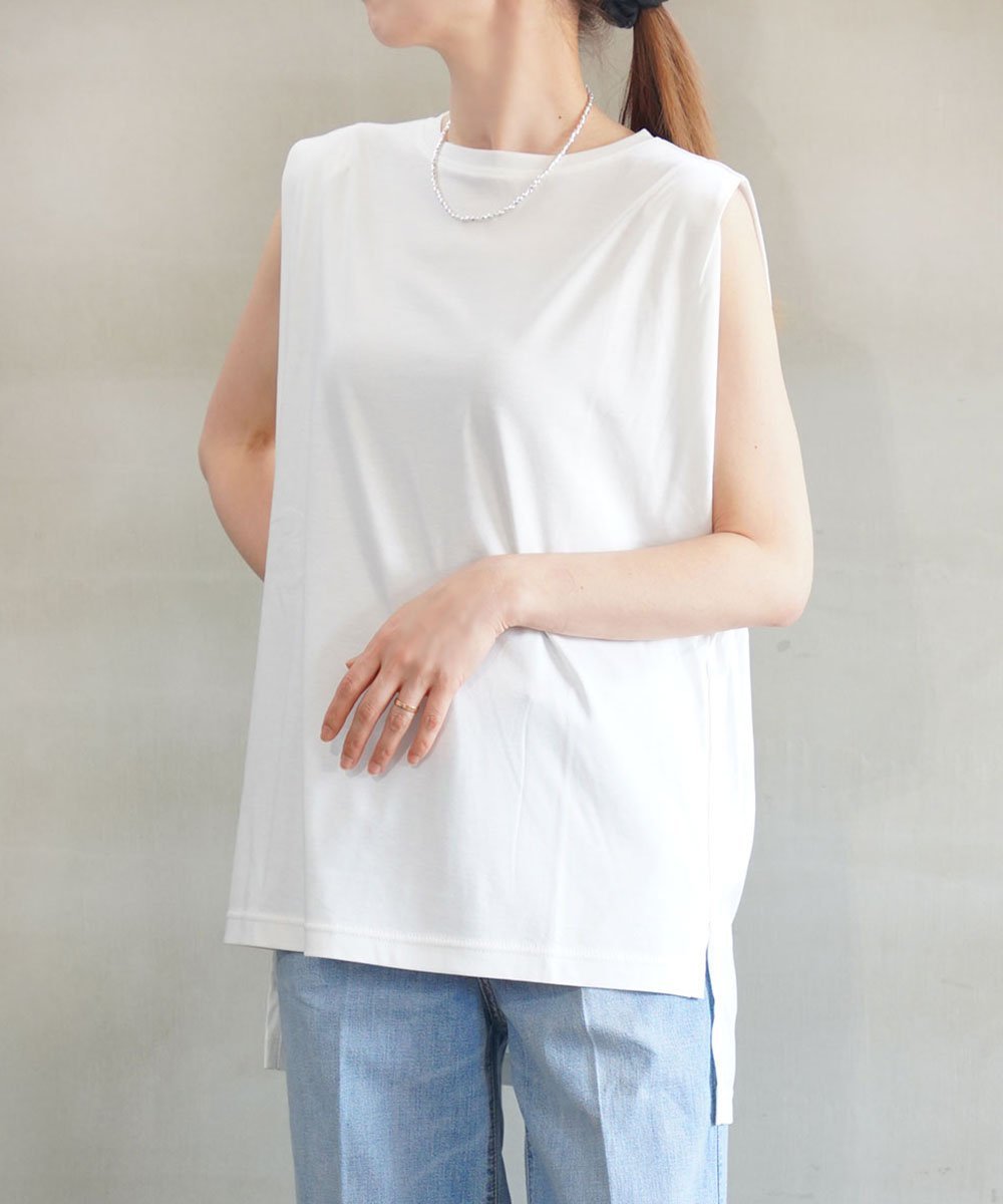 BLEU COMME BLEU（ブルーコムブルー）ププラ アナイアスムース ボックス ロングタンクトップシンプルながら、上質な素材感が魅力のタンクトップが入荷しました。ププラ定番のアナイヤスムース素材を使用し、しなやかな着心地がデイリーにも取り入れやすい一着です。厳選されたコットン糸に特殊加工をほどこし、繊維を微細に毛羽立たせることで、高級スエードのようにしっとりとした風合いを実現。なめらかで柔らかな肌触りが心地よく、一年を通して快適に着用していただけます。編み目の密度が高く、同程度の厚みの生地と比べて白でも透けにくいのがポイント◎肩幅を広めに取ることで一枚でも着やすく、襟元や脇まわりの露出を抑えたボックスシルエットのバランスがミニマルなデザイン。サイドスリットとやや長めの後ろ裾が自然なIラインを作り、インとアウト、どちらの着こなしも美しく決まります。柄パンツを合わせたトレンド感のあるスタイリングにも好相性で、シンプルながらコーディネートの幅を広げてくれる一着。日々の装いにさりげない上質感を添えてくれる、大人のための頼れるベーシックアイテムです。※モニターの発色の具合によって実際のものと色が異なる場合がございます。着用モデル身長：162cmモデル着用サイズ：38型番：161115-01-38 SC0366【採寸】38(M)(前着丈66cm、後着丈74cm、胸囲124cm、ゆき丈20cm、袖口47cm)商品のサイズについて【商品詳細】Japan素材：＜p＞素材：コットン100%＜/p＞＜p＞重さ：130g＜/p＞＜p＞裏地：なし＜/p＞＜p＞生地の伸縮性：あり＜/p＞＜p＞生地の透け感：白地はあり＜/p＞サイズ：38洗濯表示：液温40℃まで、手洗い可、漂白剤使用禁止、タンブル乾燥禁止、日陰のつり干しがよい、底面温度110℃まで、アイロン可、石油系溶剤によるドライクリーニング可、ウェットクリーニング可※詳しい洗濯方法は、商品の品質表示タグをご確認下さいませ。※画面上と実物では多少色具合が異なって見える場合もございます。ご了承ください。商品のカラーについてBLEU COMME BLEU（ブルーコムブルー）ププラ アナイアスムース ボックス ロングタンクトップシンプルながら、上質な素材感が魅力のタンクトップが入荷しました。ププラ定番のアナイヤスムース素材を使用し、しなやかな着心地がデイリーにも取り入れやすい一着です。厳選されたコットン糸に特殊加工をほどこし、繊維を微細に毛羽立たせることで、高級スエードのようにしっとりとした風合いを実現。なめらかで柔らかな肌触りが心地よく、一年を通して快適に着用していただけます。編み目の密度が高く、同程度の厚みの生地と比べて白でも透けにくいのがポイント◎肩幅を広めに取ることで一枚でも着やすく、襟元や脇まわりの露出を抑えたボックスシルエットのバランスがミニマルなデザイン。サイドスリットとやや長めの後ろ裾が自然なIラインを作り、インとアウト、どちらの着こなしも美しく決まります。柄パンツを合わせたトレンド感のあるスタイリングにも好相性で、シンプルながらコーディネートの幅を広げてくれる一着。日々の装いにさりげない上質感を添えてくれる、大人のための頼れるベーシックアイテムです。※モニターの発色の具合によって実際のものと色が異なる場合がございます。着用モデル身長：162cmモデル着用サイズ：38型番：161115-01-38 SC0366【採寸】38(M)(前着丈66cm、後着丈74cm、胸囲124cm、ゆき丈20cm、袖口47cm)商品のサイズについて【商品詳細】Japan素材：＜p＞素材：コットン100%＜/p＞＜p＞重さ：130g＜/p＞＜p＞裏地：なし＜/p＞＜p＞生地の伸縮性：あり＜/p＞＜p＞生地の透け感：白地はあり＜/p＞サイズ：38洗濯表示：液温40℃まで、手洗い可、漂白剤使用禁止、タンブル乾燥禁止、日陰のつり干しがよい、底面温度110℃まで、アイロン可、石油系溶剤によるドライクリーニング可、ウェットクリーニング可※詳しい洗濯方法は、商品の品質表示タグをご確認下さいませ。※画面上と実物では多少色具合が異なって見える場合もございます。ご了承ください。商品のカラーについて