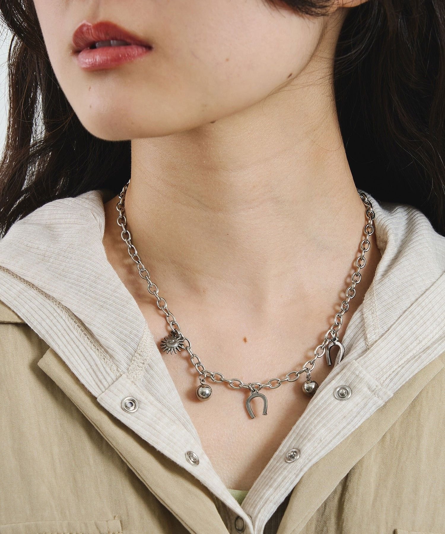 ROSE BUD（ローズバッド）CHARM NECKLACEラッキーモチーフを散りばめたチャームネックレス・ホースシューや顔を描いた太陽、メタルボールを組み合わせたデザイン・幸運を受け止めるといわれるホースシューモチーフを使用・生命力やエネルギーを象徴する太陽モチーフがアクセント・シルバー、ゴールドの2色展開スタッフレビュー個性の異なるチャームが、胸元に遊び心を添えてくれるネックレスです。シンプルなTシャツやニットに合わせて、チャームを引き立てる着こなしがおすすめです。お守り感覚で毎日のスタイリングに取り入れやすいアイテムです。【取り扱い注意事項】・画像の商品は光の照射や角度により、実物と色味が異なる場合がございます。また表示のサイズ感と実物は若干異なる場合もございますので、予めご了承ください。・商品の色味の目安は、商品単体の画像をご参照ください。・画像の商品はサンプルとなります。実際の商品と色味、仕様、加工、サイズ、素材等が若干異なる場合がございます。・予約商品など一部商品につきましては、生産の都合上、お届け時期が前後する場合がございます。商品コード 212263054077(店舗でお問い合わせの際には、上記品番をお伝え下さい。)サイズ/全長/アジャスターONE SIZE/40/5型番：212263054077-16-009 SR4366【採寸】商品のサイズについて【商品詳細】素材：ステンレスサイズ：ONE_SIZE※画面上と実物では多少色具合が異なって見える場合もございます。ご了承ください。商品のカラーについてROSE BUD（ローズバッド）CHARM NECKLACEラッキーモチーフを散りばめたチャームネックレス・ホースシューや顔を描いた太陽、メタルボールを組み合わせたデザイン・幸運を受け止めるといわれるホースシューモチーフを使用・生命力やエネルギーを象徴する太陽モチーフがアクセント・シルバー、ゴールドの2色展開スタッフレビュー個性の異なるチャームが、胸元に遊び心を添えてくれるネックレスです。シンプルなTシャツやニットに合わせて、チャームを引き立てる着こなしがおすすめです。お守り感覚で毎日のスタイリングに取り入れやすいアイテムです。【取り扱い注意事項】・画像の商品は光の照射や角度により、実物と色味が異なる場合がございます。また表示のサイズ感と実物は若干異なる場合もございますので、予めご了承ください。・商品の色味の目安は、商品単体の画像をご参照ください。・画像の商品はサンプルとなります。実際の商品と色味、仕様、加工、サイズ、素材等が若干異なる場合がございます。・予約商品など一部商品につきましては、生産の都合上、お届け時期が前後する場合がございます。商品コード 212263054077(店舗でお問い合わせの際には、上記品番をお伝え下さい。)サイズ/全長/アジャスターONE SIZE/40/5型番：212263054077-16-009 SR4366【採寸】商品のサイズについて【商品詳細】素材：ステンレスサイズ：ONE_SIZE※画面上と実物では多少色具合が異なって見える場合もございます。ご了承ください。商品のカラーについて