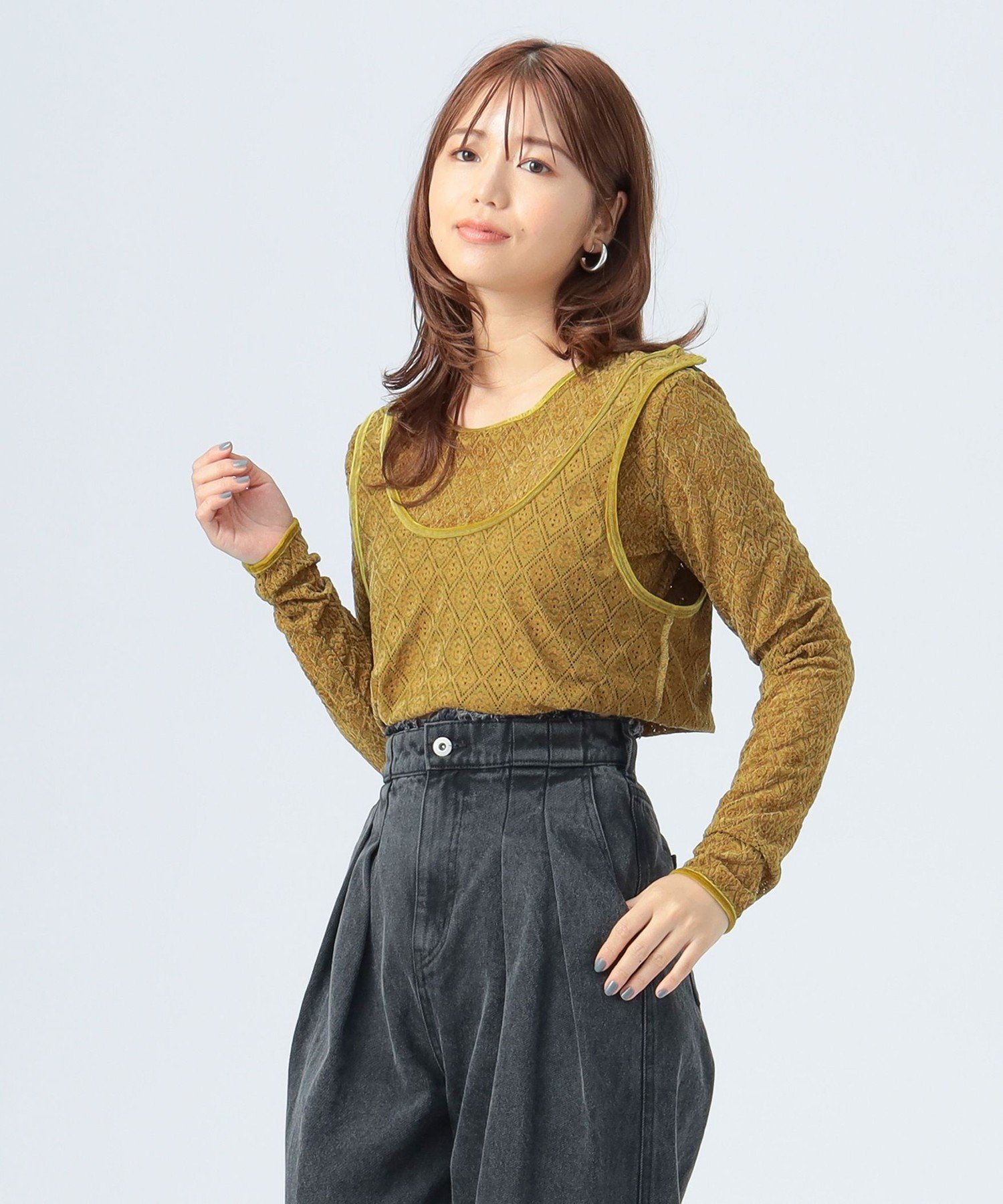 BEAMS OUTLET（ビームス アウトレット）2WAY ガーター ロング スリーブ プルオーバー着こなし自在のトレンドデザイン■デザイン1枚で2通りの着こなしが楽しめる、革新的なデザインのプルオーバー。そのまま着ると、トレンドのガーターベルトデザインが楽しめます。ガーター部分を肩で留めれば、タンクトップをレイヤードしたようなクロップド丈のトップスになり、全く違う表情に変化します。■コーディネートワイドパンツやスカートと合わせて、トップスを主役にしたモードなカジュアルスタイルに。ブーツやパンプスと合わせれば、さらに洗練された印象になります。■素材幾何学柄のようなレースを起毛させた素材を使用。ヴィンテージ感のある風合いが、コーディネートに深みと個性をプラス。ベロアのパイピングもポイントです。■ケア方法手洗い可（詳細は商品についている品質表示ラベルをご覧ください）※光の当たり具合やパソコンなどの閲覧環境によって、実際の色味と異なって見える場合がございます。予めご了承ください。※商品の色味は商品単体で撮影した画像をご参照ください。[H：162cm]型番：43-14-0144-213-24-88 SC4367【採寸】サイズ総丈肩幅身幅そで丈ONE SIZE74.0cm36.0cm43.5cm62.5cm商品のサイズについて【商品詳細】中国製素材：本体:ポリエステル57%　ナイロン37%　ポリウレタン6%　テープ部分:ポリエステル94%　ポリウレタン6%サイズ：ONE SIZE※画面上と実物では多少色具合が異なって見える場合もございます。ご了承ください。商品のカラーについてBEAMS OUTLET（ビームス アウトレット）2WAY ガーター ロング スリーブ プルオーバー着こなし自在のトレンドデザイン■デザイン1枚で2通りの着こなしが楽しめる、革新的なデザインのプルオーバー。そのまま着ると、トレンドのガーターベルトデザインが楽しめます。ガーター部分を肩で留めれば、タンクトップをレイヤードしたようなクロップド丈のトップスになり、全く違う表情に変化します。■コーディネートワイドパンツやスカートと合わせて、トップスを主役にしたモードなカジュアルスタイルに。ブーツやパンプスと合わせれば、さらに洗練された印象になります。■素材幾何学柄のようなレースを起毛させた素材を使用。ヴィンテージ感のある風合いが、コーディネートに深みと個性をプラス。ベロアのパイピングもポイントです。■ケア方法手洗い可（詳細は商品についている品質表示ラベルをご覧ください）※光の当たり具合やパソコンなどの閲覧環境によって、実際の色味と異なって見える場合がございます。予めご了承ください。※商品の色味は商品単体で撮影した画像をご参照ください。[H：162cm]型番：43-14-0144-213-24-88 SC4367【採寸】サイズ総丈肩幅身幅そで丈ONE SIZE74.0cm36.0cm43.5cm62.5cm商品のサイズについて【商品詳細】中国製素材：本体:ポリエステル57%　ナイロン37%　ポリウレタン6%　テープ部分:ポリエステル94%　ポリウレタン6%サイズ：ONE SIZE※画面上と実物では多少色具合が異なって見える場合もございます。ご了承ください。商品のカラーについて