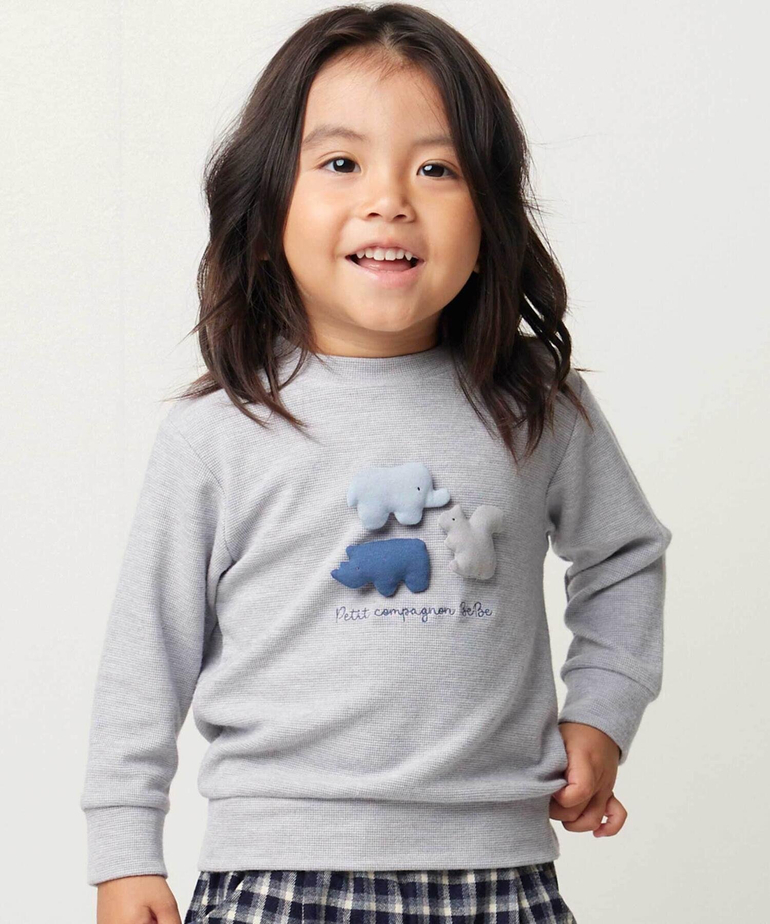BEBE ONLINE STORE（ベベ オンライン ストア）立体アニマルクッションモチーフ杢カノコプルオーバー(80~90cm)-26AW-綿入りのふわふわアニマルモチーフが可愛いトップス。■デザイン胸元にぷっくりとした存在感のゾウとサイとリスが癒し系なデザイン。手触りもふかふかで着ていて楽しい1着です。軽い素材感なのでTシャツ感覚で着ていただけます。カラーはライトオリーブ(グリーン)とスモーキーブルーの淡い2色展開。ナチュラルで可愛らしいアイテムはギフトにもおすすめです。■素材/機能濃淡のある糸を使用した杢カノコの生地を使用。伸縮もあり、柔らかく軽い着心地です。※肩開きのスナップボタンあり。26秋冬男の子ボーイズアイテム【BeBebaby】-ベビーにもエスプリを-BeBeのベビーラインはヨーロッパらしさのあるシンプルな中にもエッセンスの効いたデザイン。はじめましてのBeBeをよりおしゃれに楽しんでいただけるラインナップです。【2026年秋冬シーズンテーマ】-心が動くとき-感情がときめく瞬間を紡ぐ物語。どこか懐かしく心に響く上質なスタイルで、普遍的な美しさを再発見するシーズン。【BeBe(べべ)】”LOVEMODERN”少しおませで、生意気なヨーロピアンカジュアルの提案。時代性・流行性をとらえ、ベーシックでもワンポイントを施した遊び心、楽しさを盛り込んでいます。シンプルだけど、こだわりのあるオリジナリティーを重視しています。型番：1127-87017-07-01 ST8367【採寸】80cm:身幅29.5 着丈33.5 肩幅25 袖丈2590cm:身幅31 着丈35.5 肩幅26 袖丈28商品のサイズについて【商品詳細】中国素材：【本体】レーヨン51% ポリエステル30% ナイロン17% ポリウレタン2% 【モチーフ部分】（表側）綿100% （中わた）ポリエステル100%サイズ：80cm、90cm洗濯機※画面上と実物では多少色具合が異なって見える場合もございます。ご了承ください。商品のカラーについてBEBE ONLINE STORE（ベベ オンライン ストア）立体アニマルクッションモチーフ杢カノコプルオーバー(80~90cm)-26AW-綿入りのふわふわアニマルモチーフが可愛いトップス。■デザイン胸元にぷっくりとした存在感のゾウとサイとリスが癒し系なデザイン。手触りもふかふかで着ていて楽しい1着です。軽い素材感なのでTシャツ感覚で着ていただけます。カラーはライトオリーブ(グリーン)とスモーキーブルーの淡い2色展開。ナチュラルで可愛らしいアイテムはギフトにもおすすめです。■素材/機能濃淡のある糸を使用した杢カノコの生地を使用。伸縮もあり、柔らかく軽い着心地です。※肩開きのスナップボタンあり。26秋冬男の子ボーイズアイテム【BeBebaby】-ベビーにもエスプリを-BeBeのベビーラインはヨーロッパらしさのあるシンプルな中にもエッセンスの効いたデザイン。はじめましてのBeBeをよりおしゃれに楽しんでいただけるラインナップです。【2026年秋冬シーズンテーマ】-心が動くとき-感情がときめく瞬間を紡ぐ物語。どこか懐かしく心に響く上質なスタイルで、普遍的な美しさを再発見するシーズン。【BeBe(べべ)】”LOVEMODERN”少しおませで、生意気なヨーロピアンカジュアルの提案。時代性・流行性をとらえ、ベーシックでもワンポイントを施した遊び心、楽しさを盛り込んでいます。シンプルだけど、こだわりのあるオリジナリティーを重視しています。型番：1127-87017-07-01 ST8367【採寸】80cm:身幅29.5 着丈33.5 肩幅25 袖丈2590cm:身幅31 着丈35.5 肩幅26 袖丈28商品のサイズについて【商品詳細】中国素材：【本体】レーヨン51% ポリエステル30% ナイロン17% ポリウレタン2% 【モチーフ部分】（表側）綿100% （中わた）ポリエステル100%サイズ：80cm、90cm洗濯機※画面上と実物では多少色具合が異なって見える場合もございます。ご了承ください。商品のカラーについて